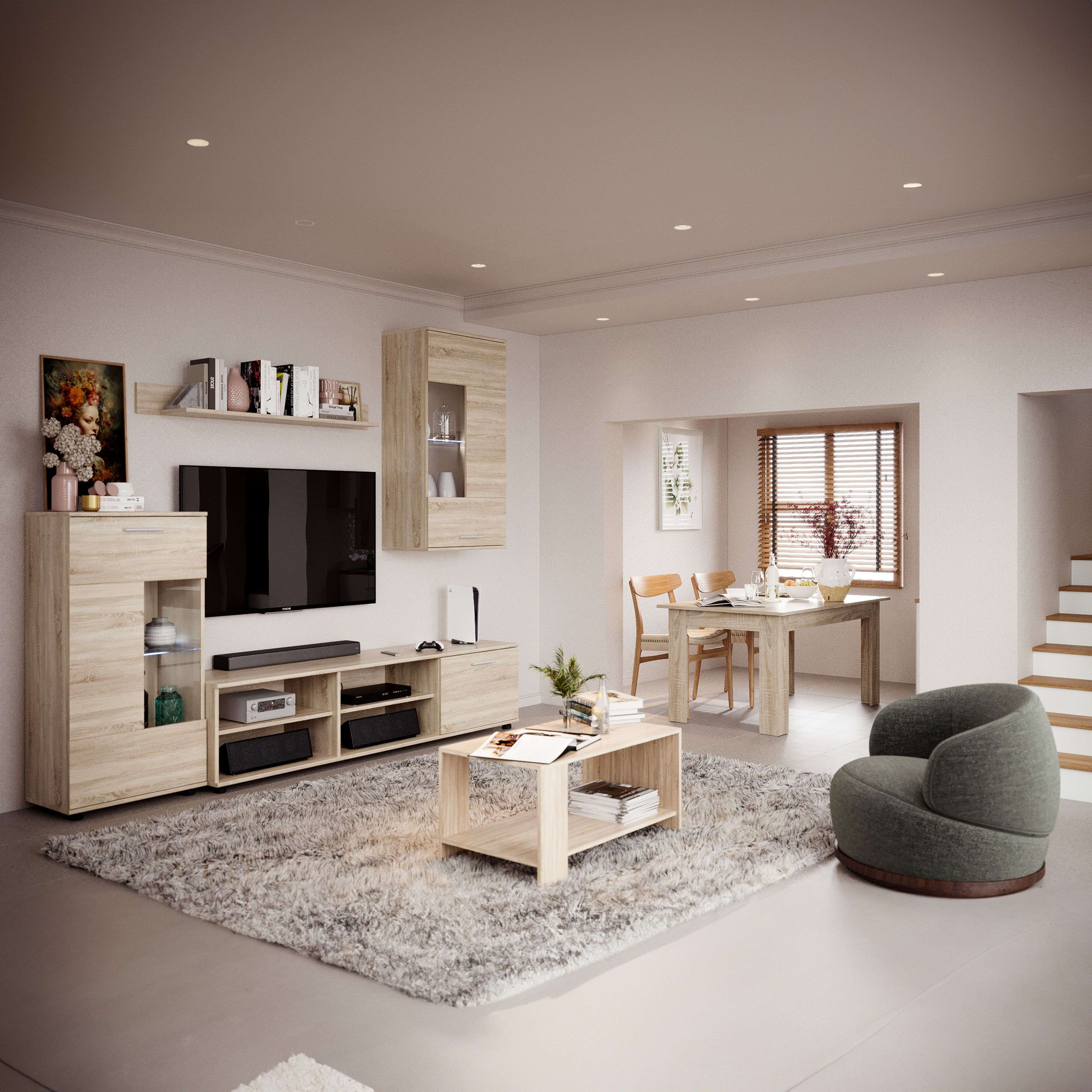 Una sala de estar con comedor, muebles de madera clara, un sofá y una mesa.