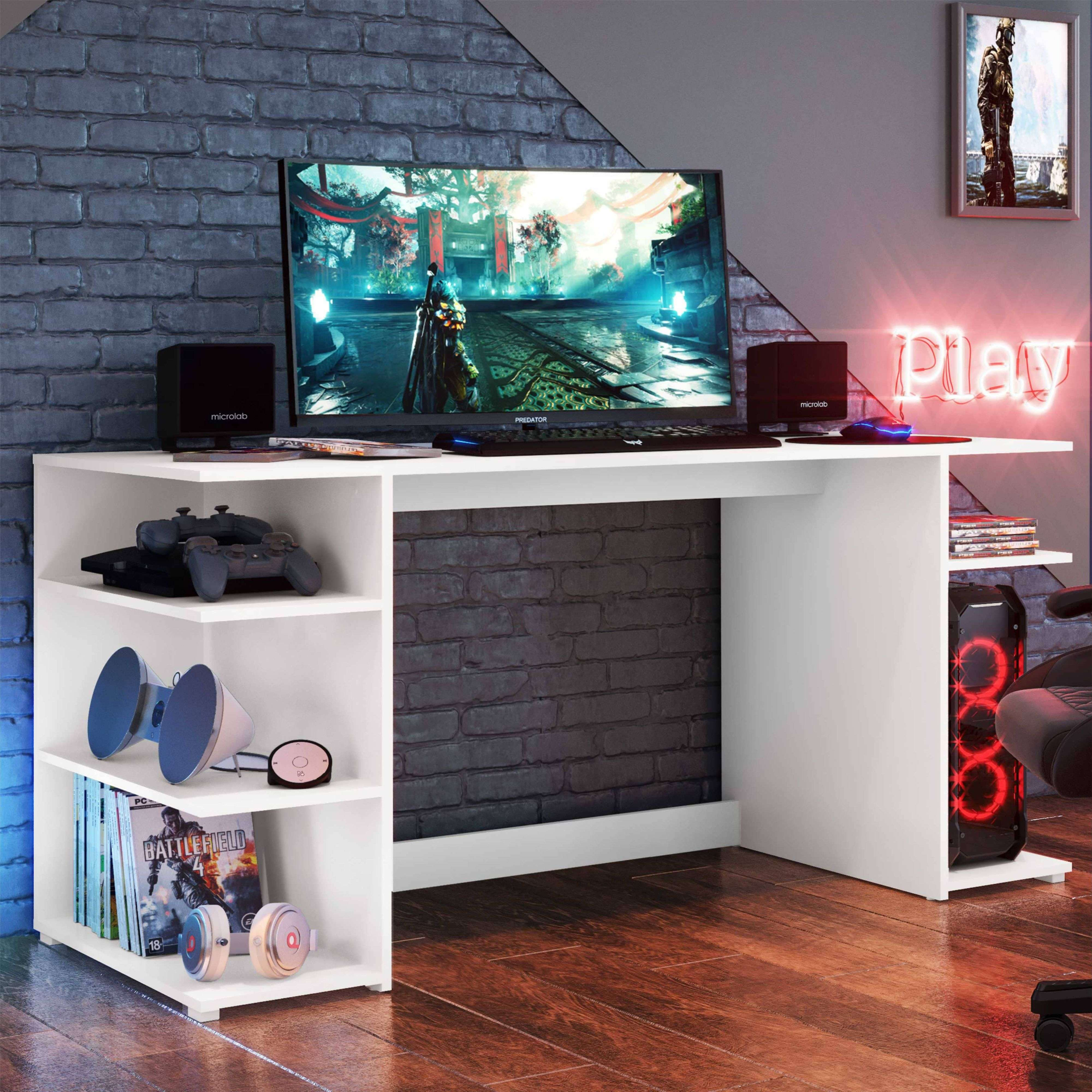 Un escritorio blanco con monitor, teclado, ratón, altavoces y estantes con artículos de juego.