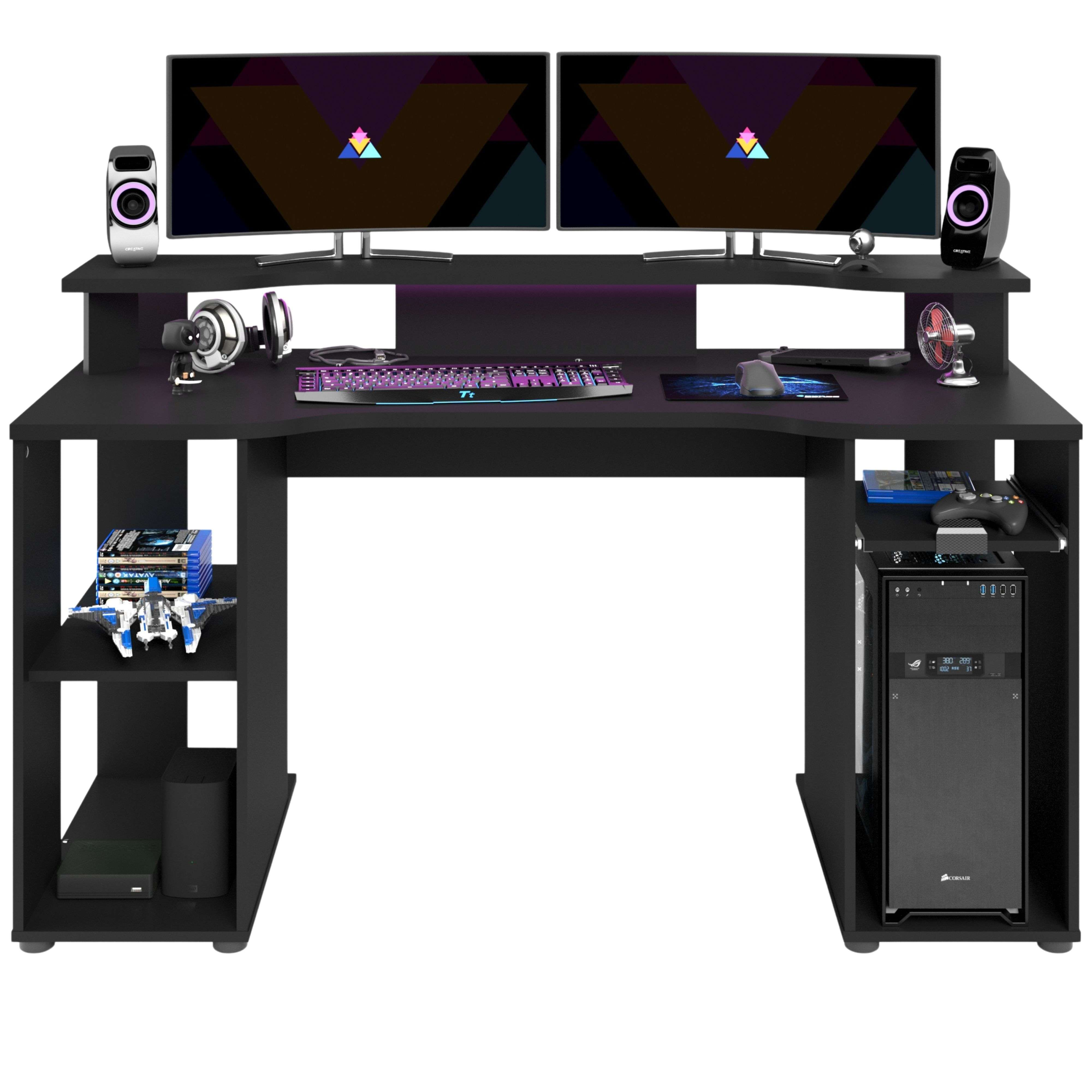 Escritorio gaming negro con dos monitores, teclado, ratón, altavoces y PC.