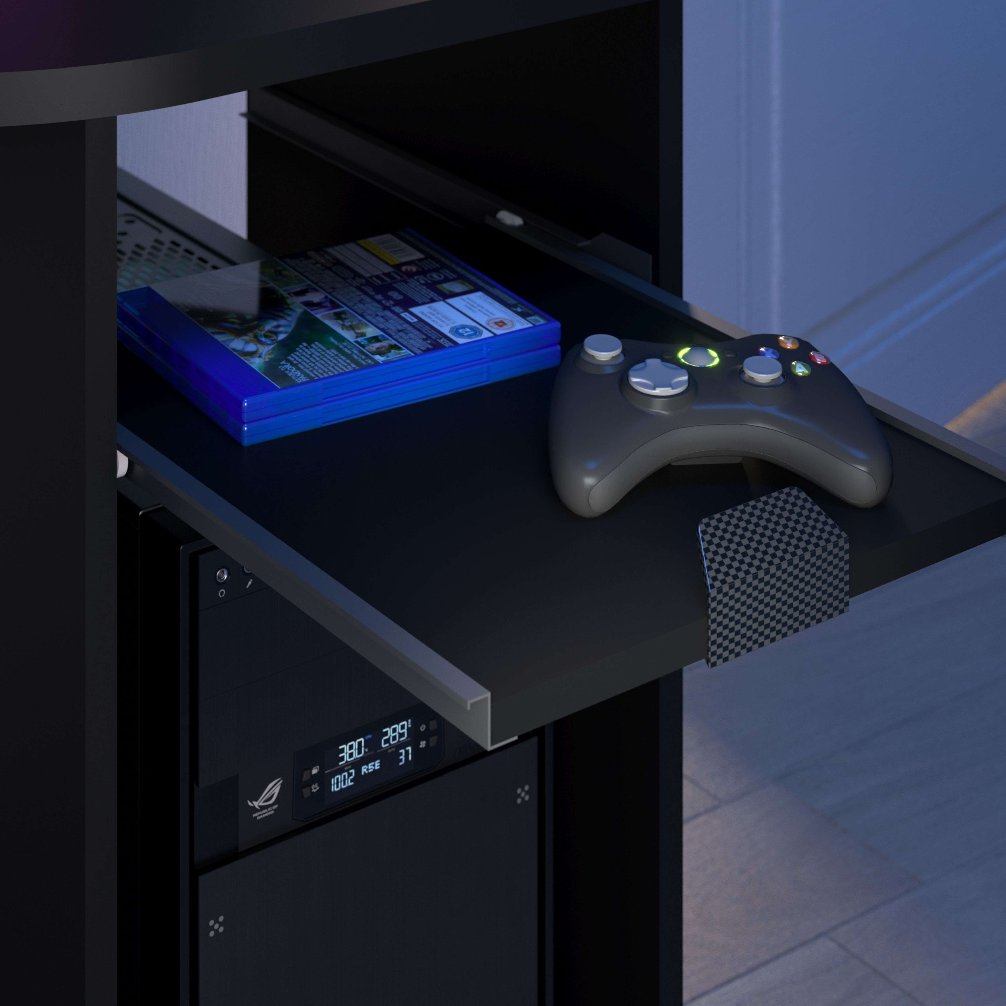 Un mando gris y un juego están en un estante negro sobre una caja de PC.