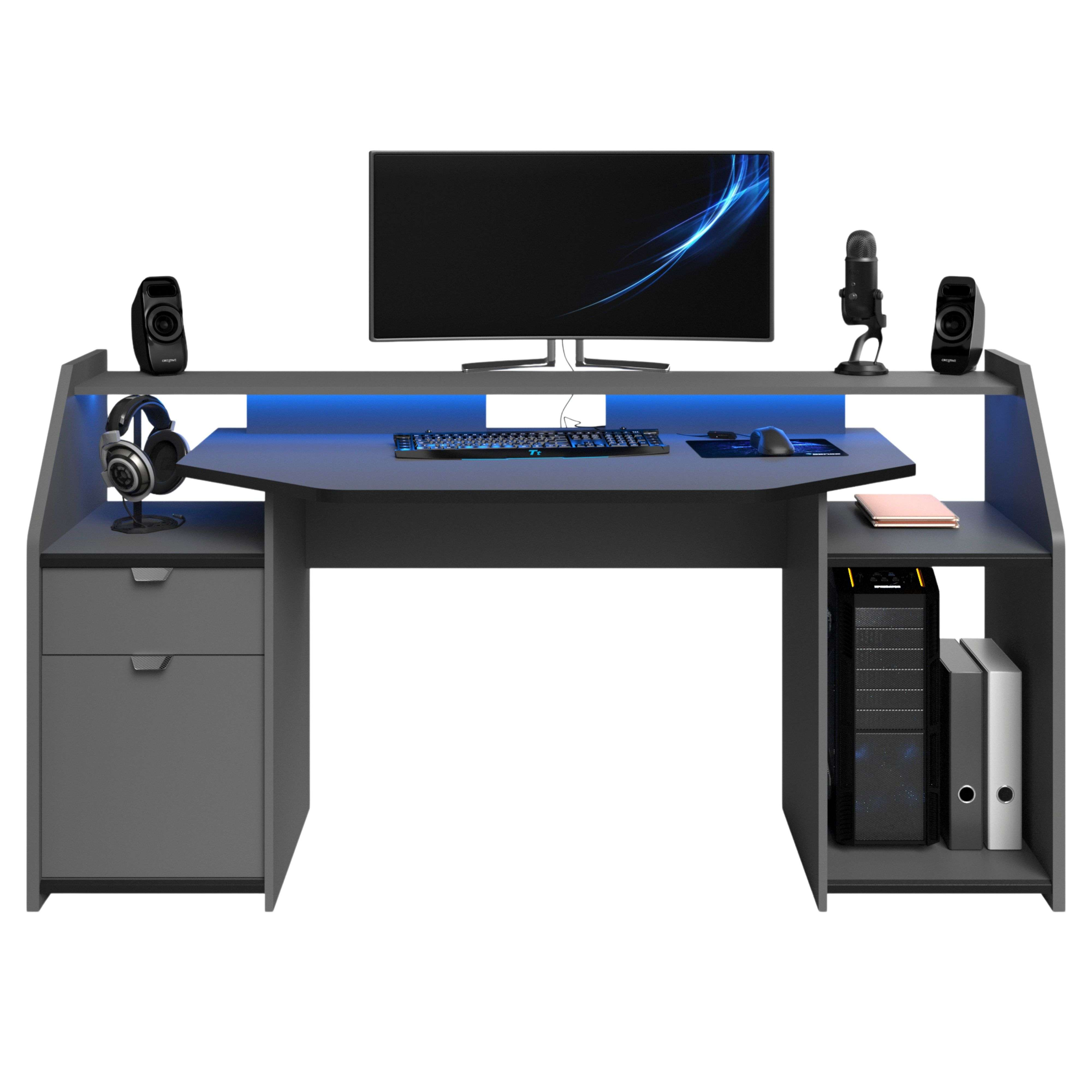 Un escritorio gamer con monitor, teclado, ratón, altavoces, auriculares y torre de PC.