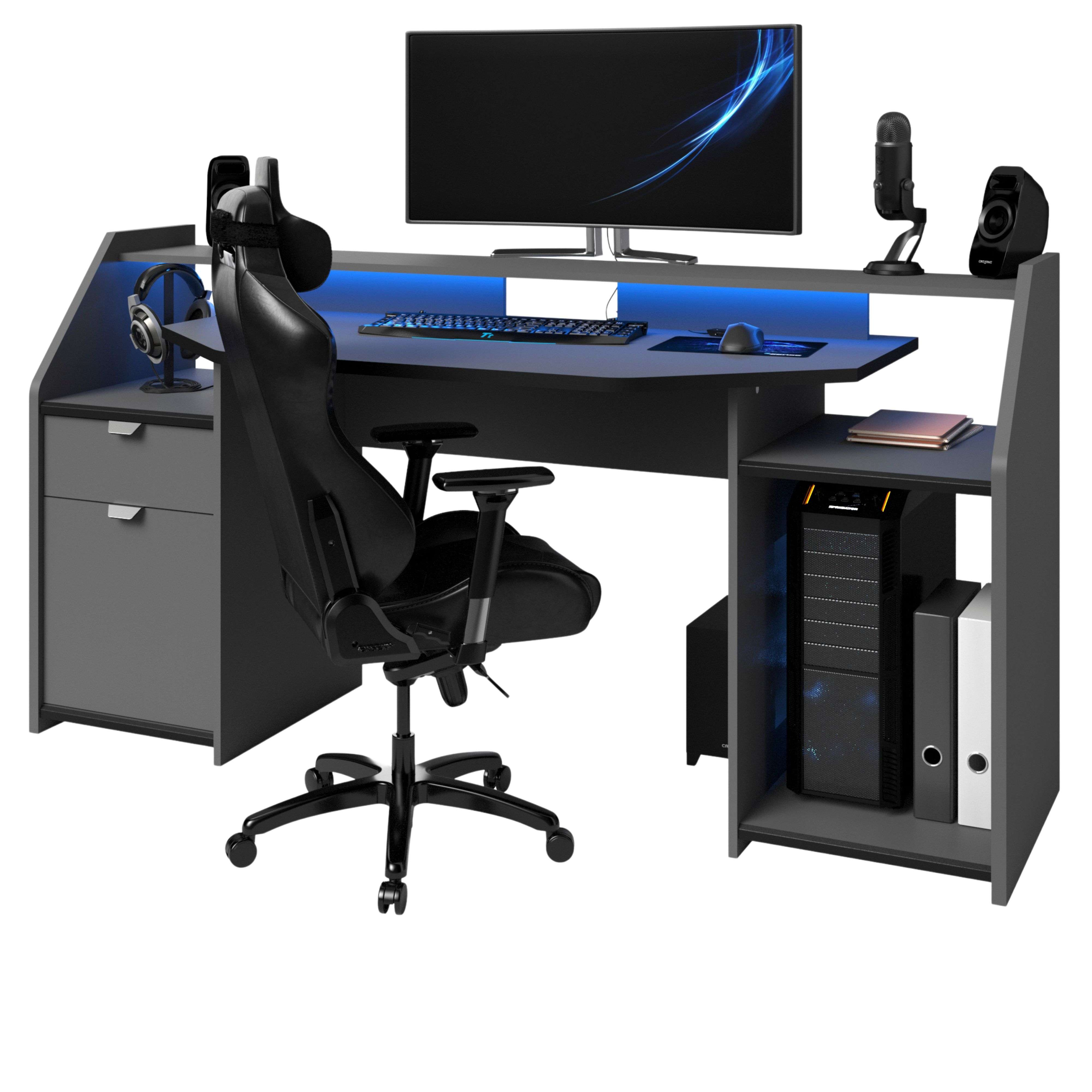 Un escritorio para juegos con silla, monitor, teclado, ratón, micrófono y altavoces.