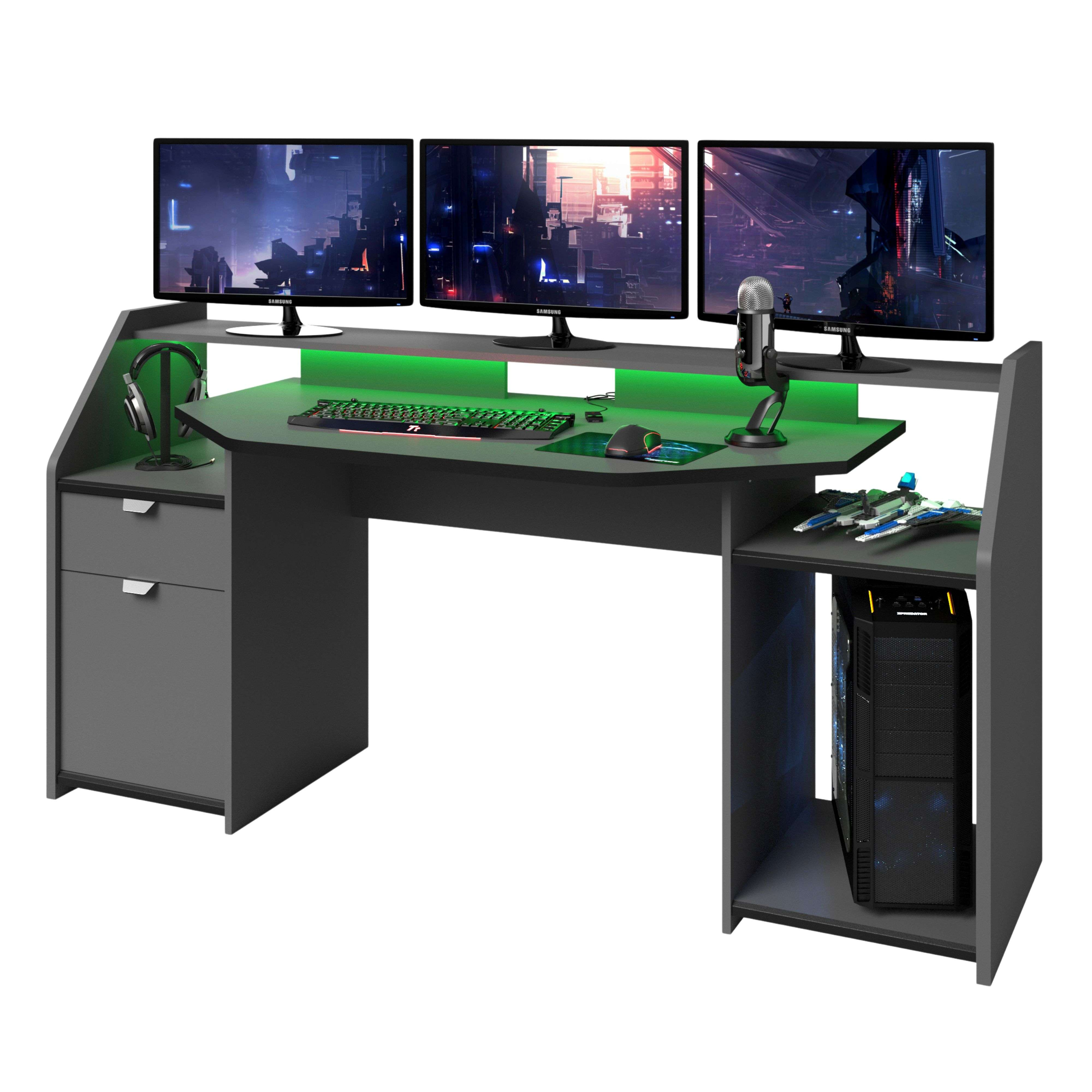 Un escritorio gaming con tres monitores, teclado, ratón, micrófono y torre de PC.