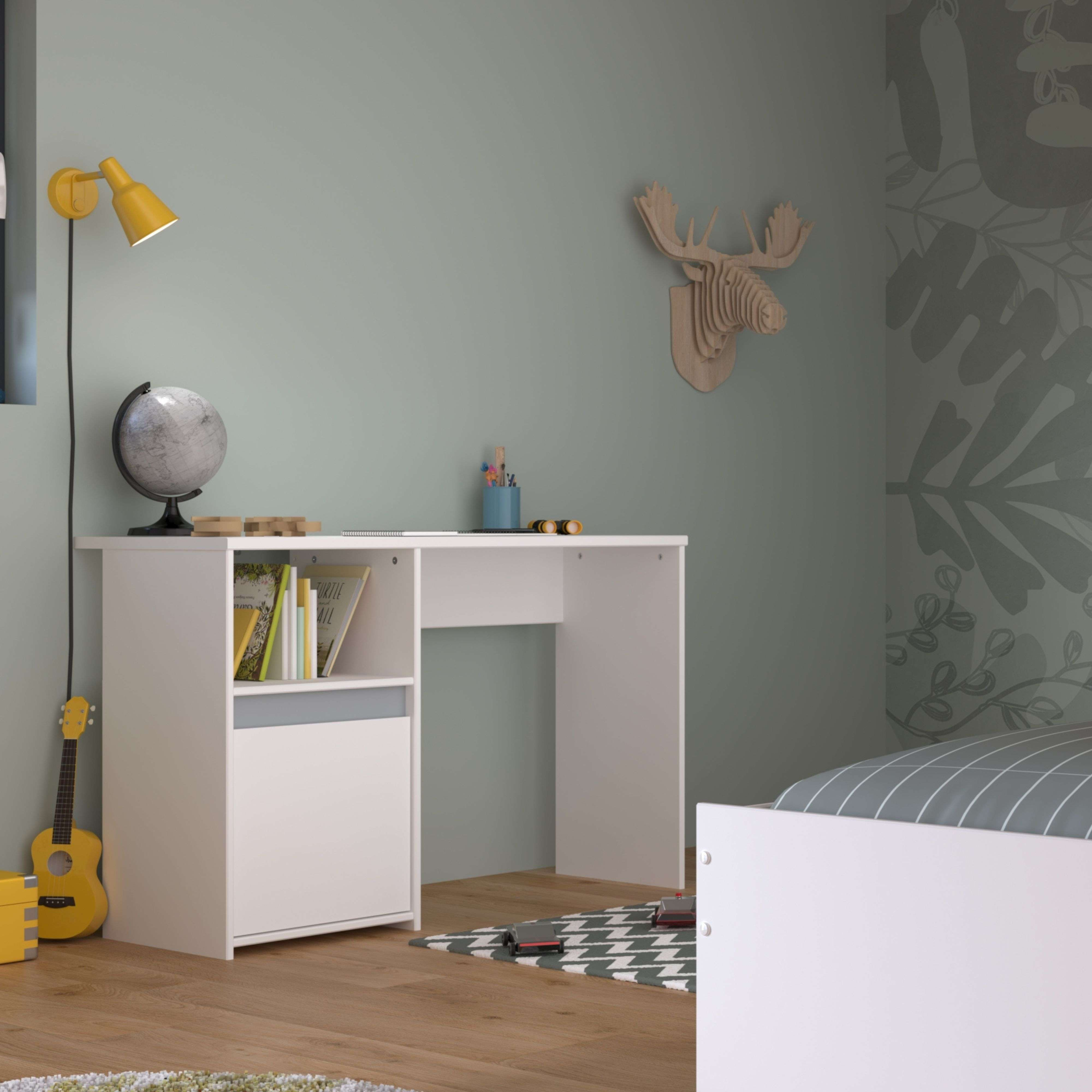 Un escritorio infantil con libros, un globo terráqueo y una guitarra.