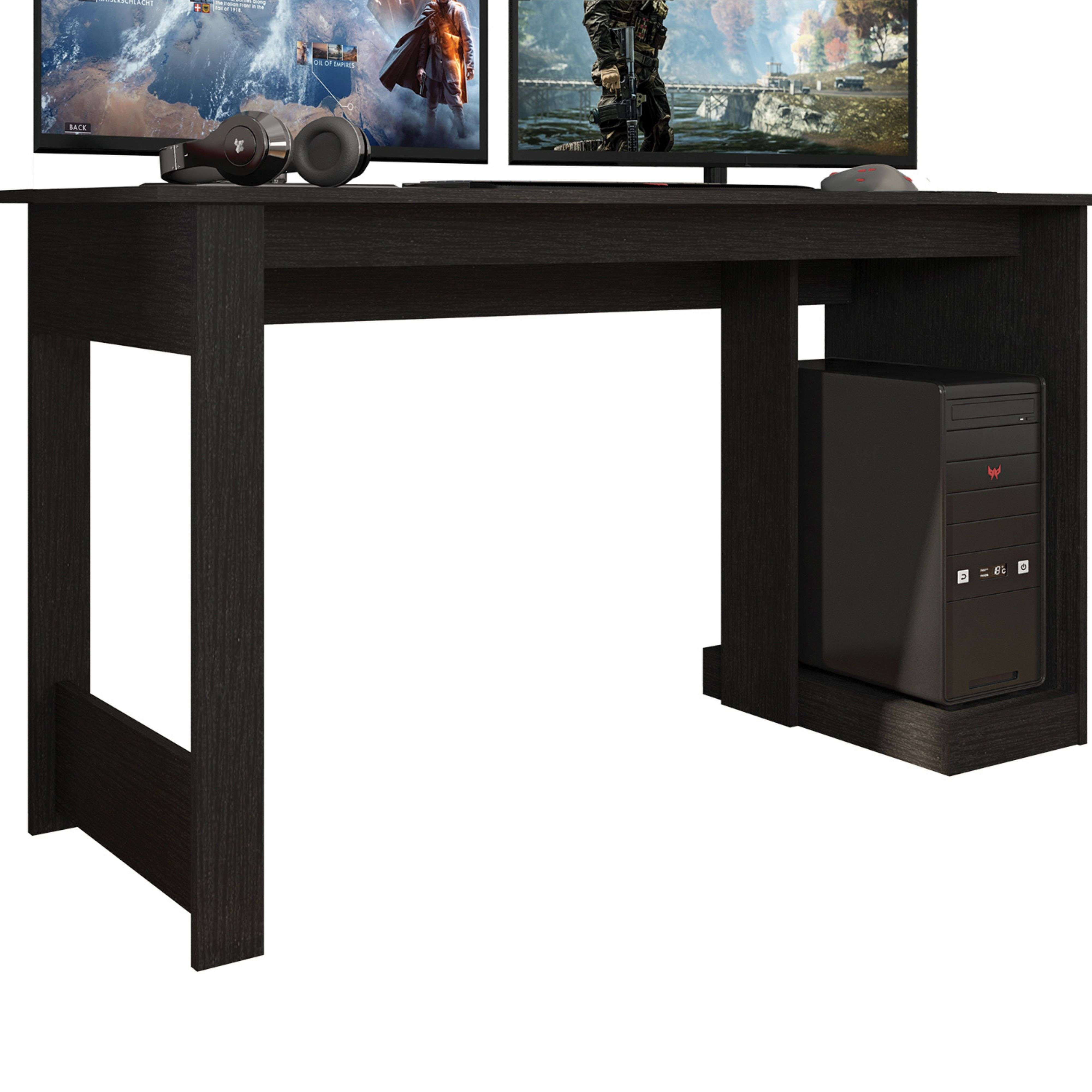 Un escritorio negro con dos monitores, auriculares, un ratón y una torre de PC.