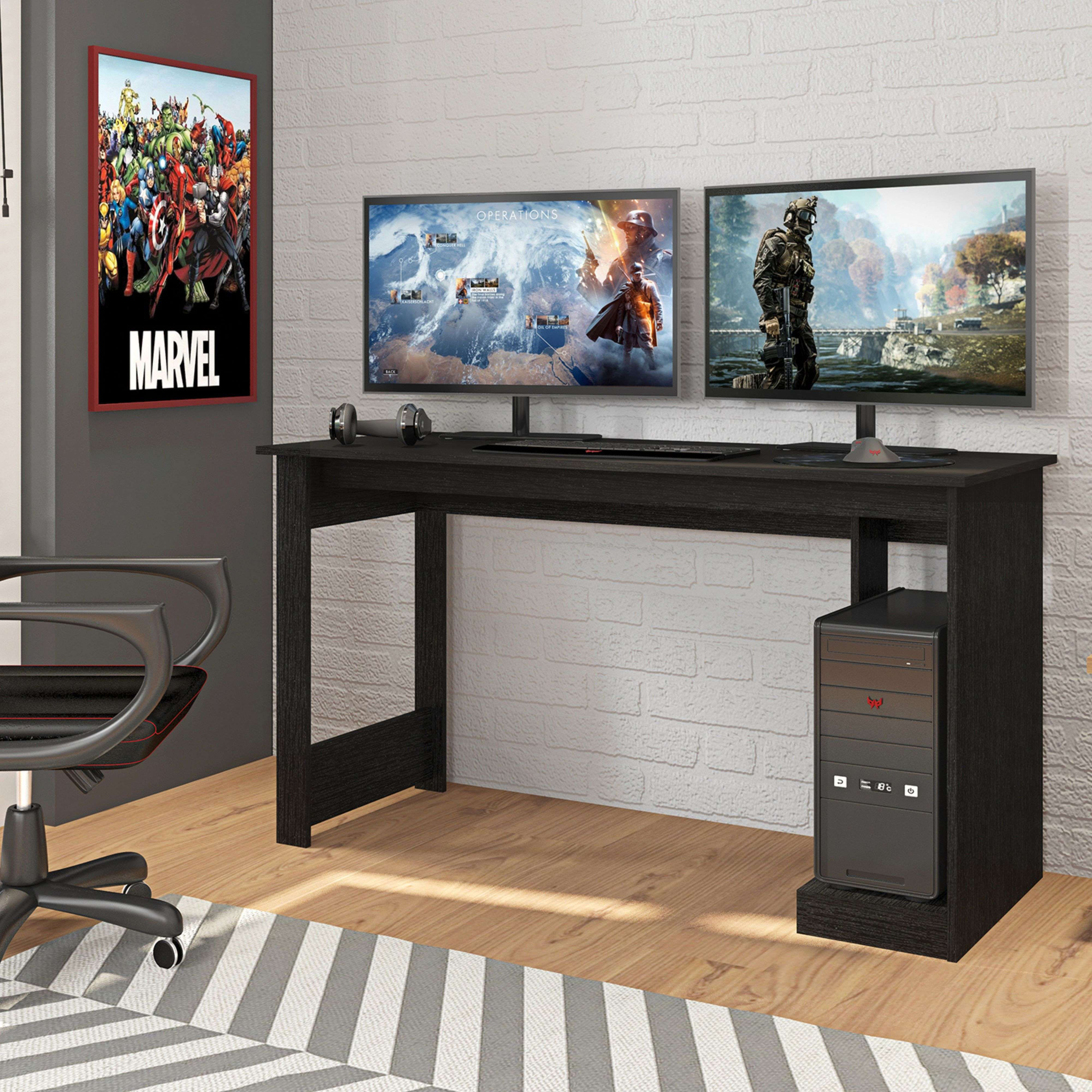Un escritorio negro con dos monitores, una PC y un póster de Marvel.