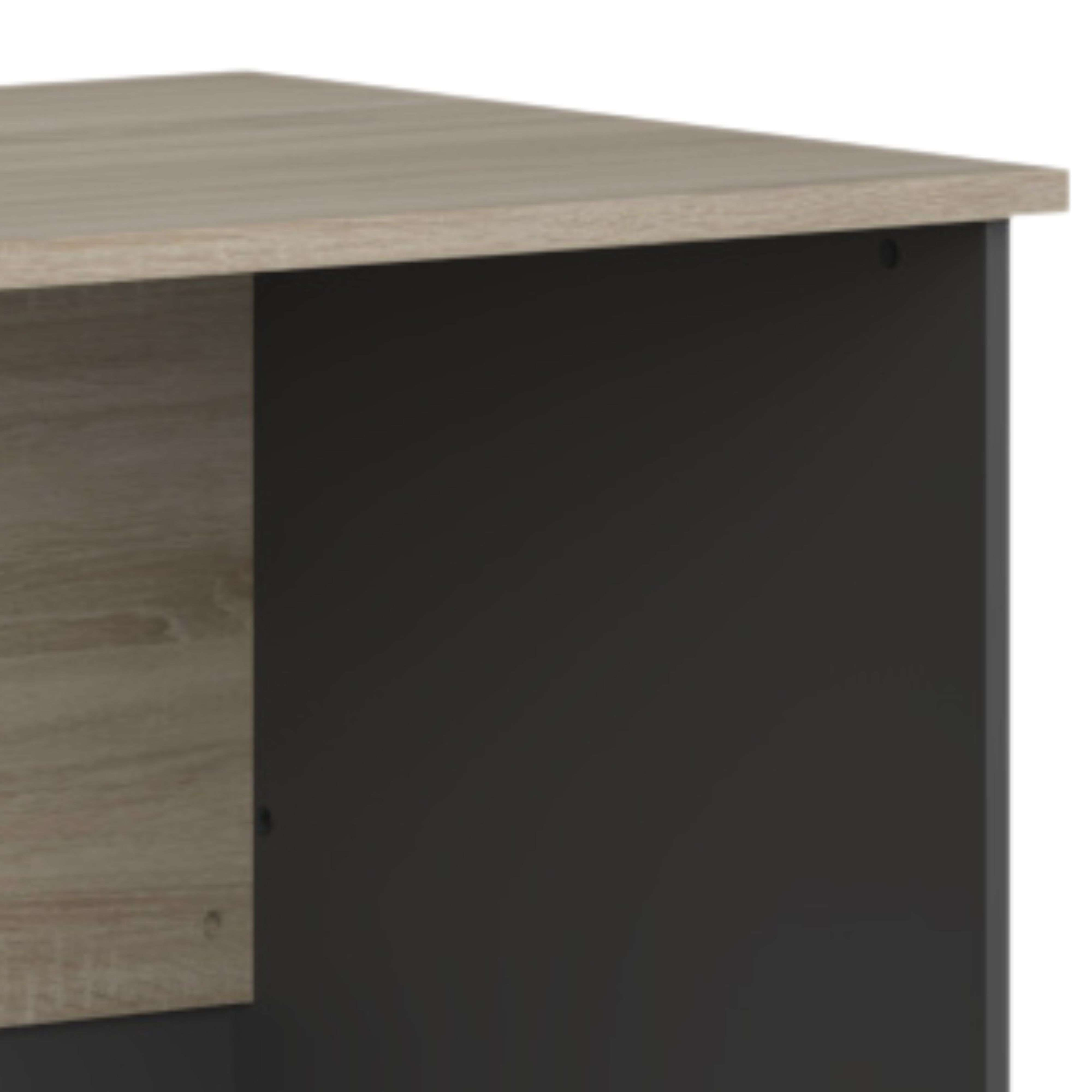 Primer plano de una superficie de madera marrón claro sobre fondo oscuro.