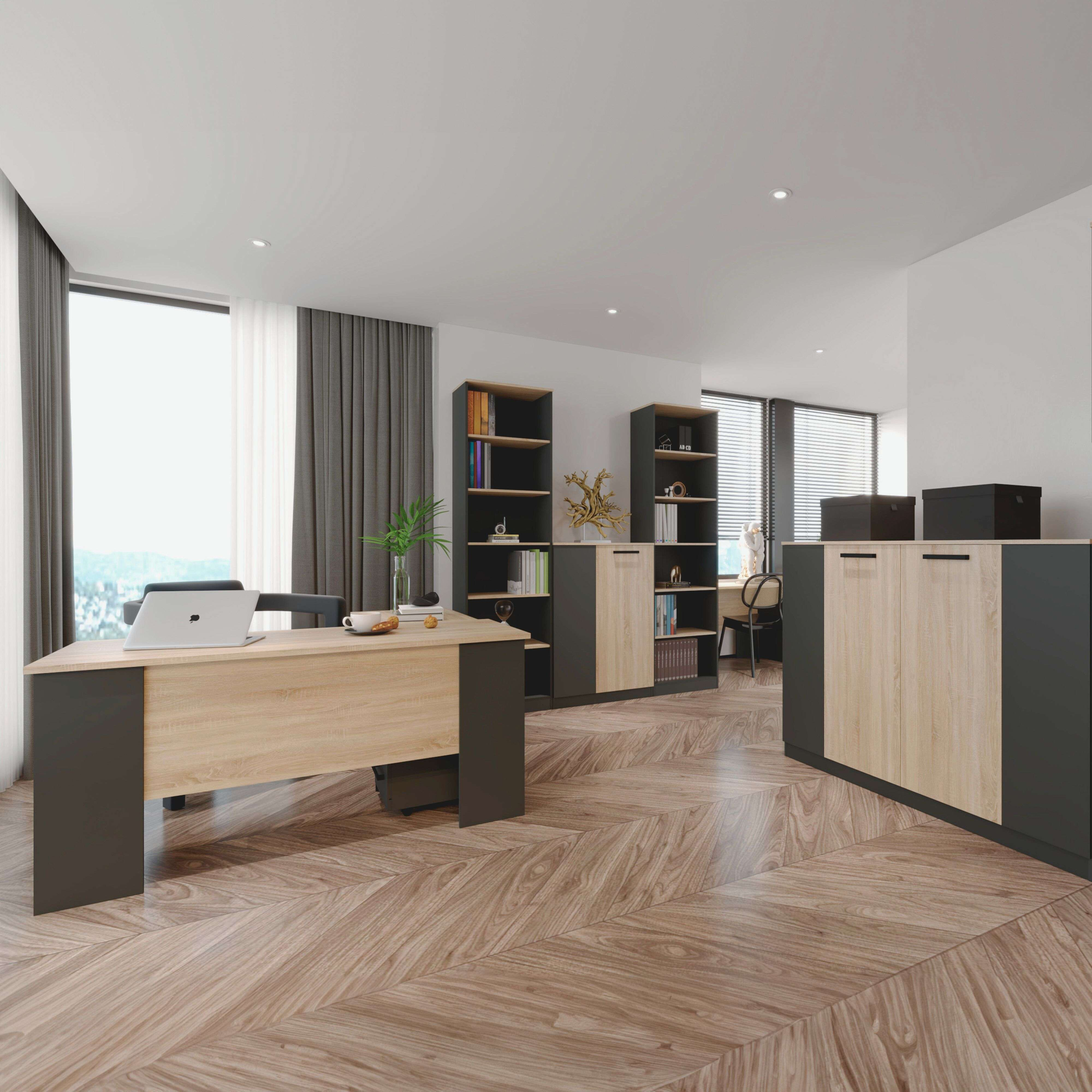 Oficina moderna con suelo de madera, escritorio, portátil, estanterías y ventana grande.