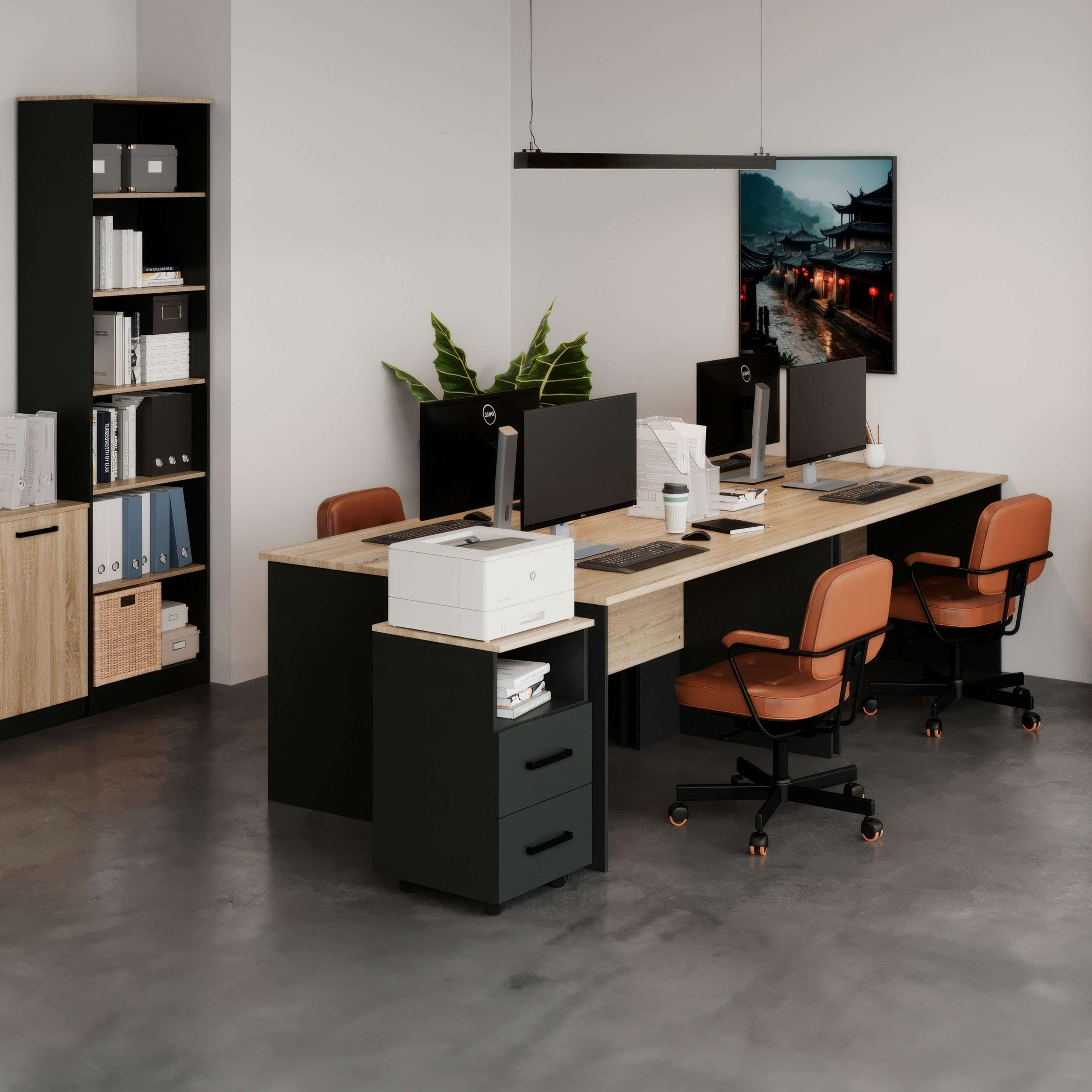 Oficina moderna con escritorios, computadoras, impresora, plantas y obra de arte.