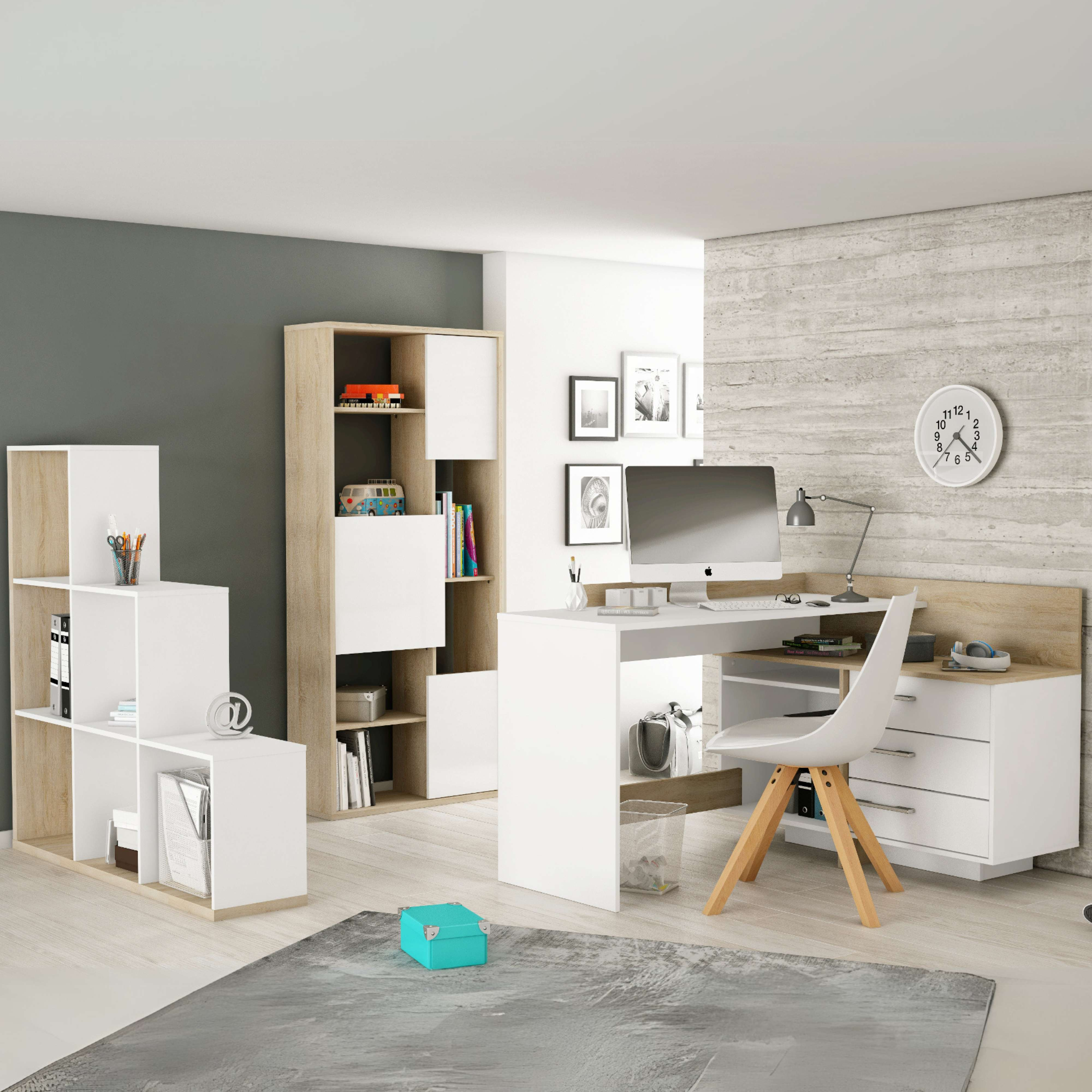 Oficina moderna con escritorio blanco, silla, computadora y estanterías.