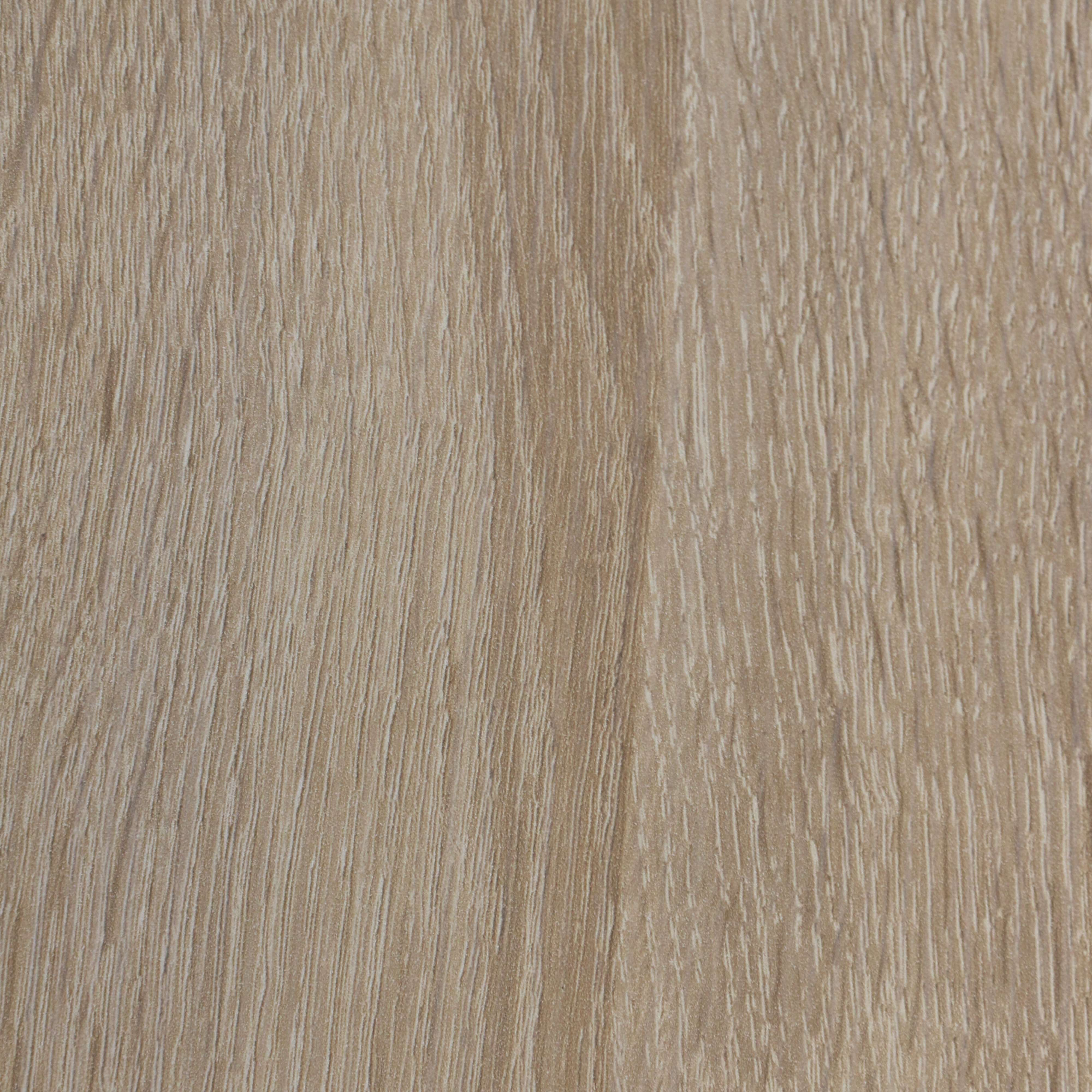 Un primer plano de la veta de la madera con líneas verticales claras y oscuras.