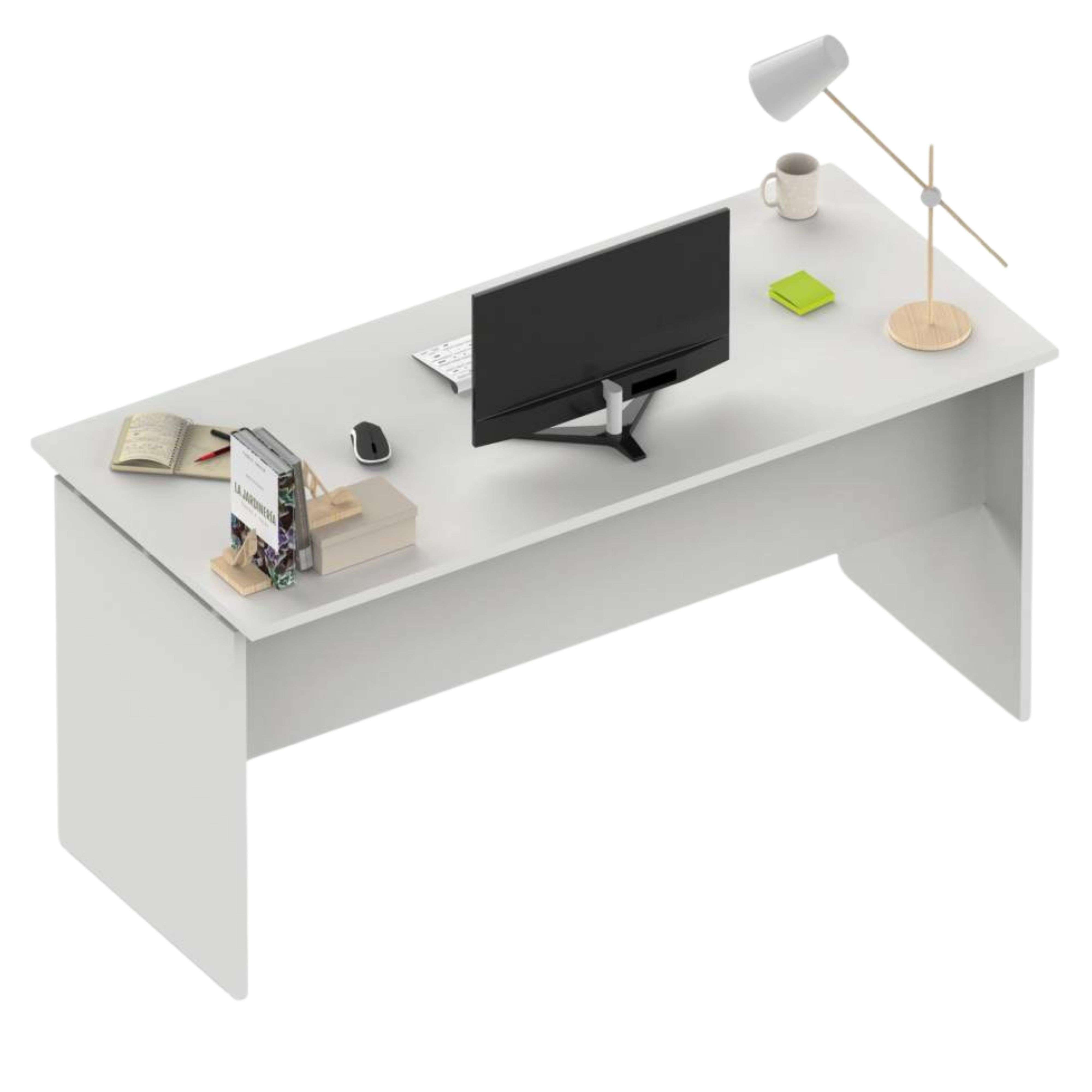 Un escritorio blanco con monitor, teclado, ratón, lámpara y libros.
