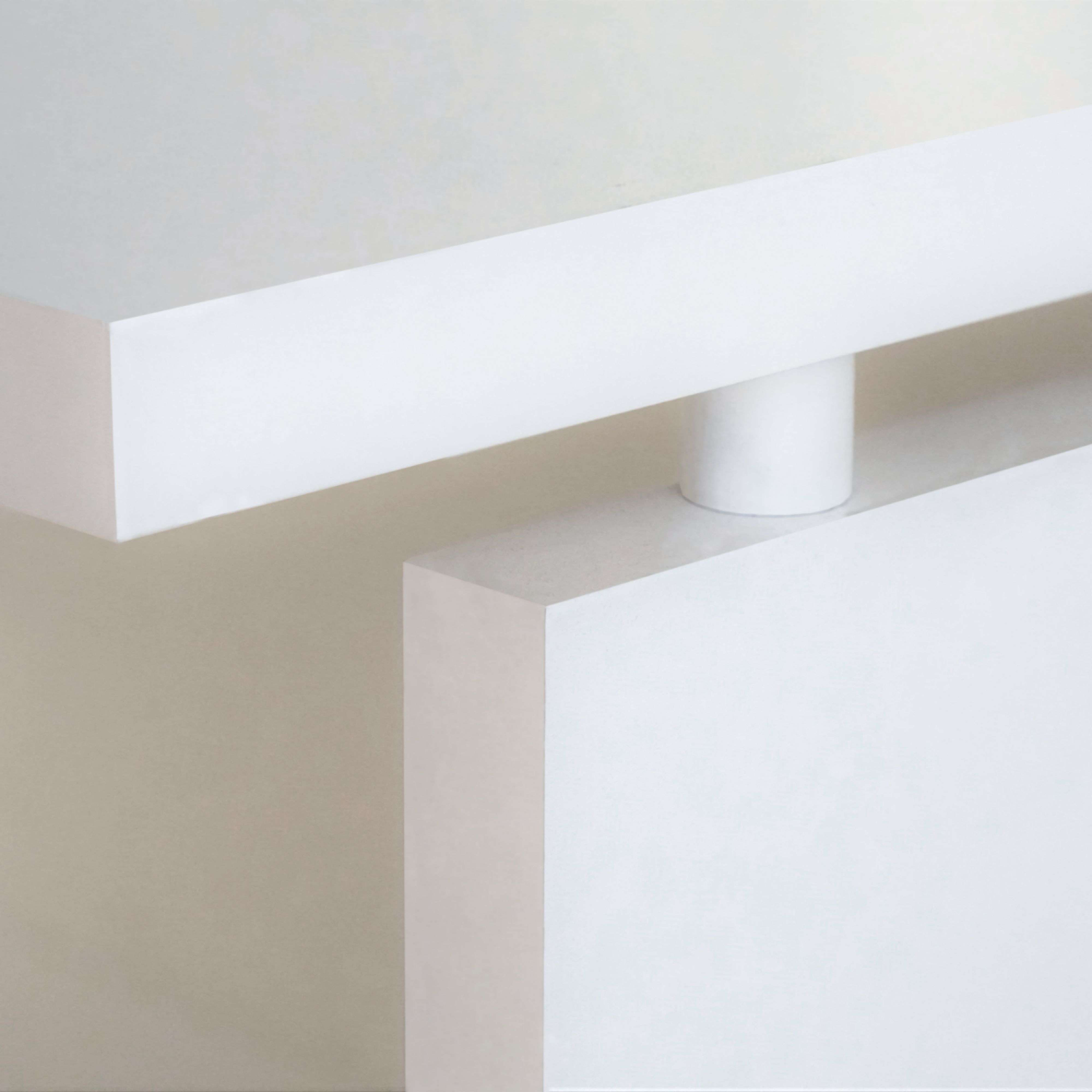 Formas geométricas blancas, una barra horizontal sobre un cilindro vertical.