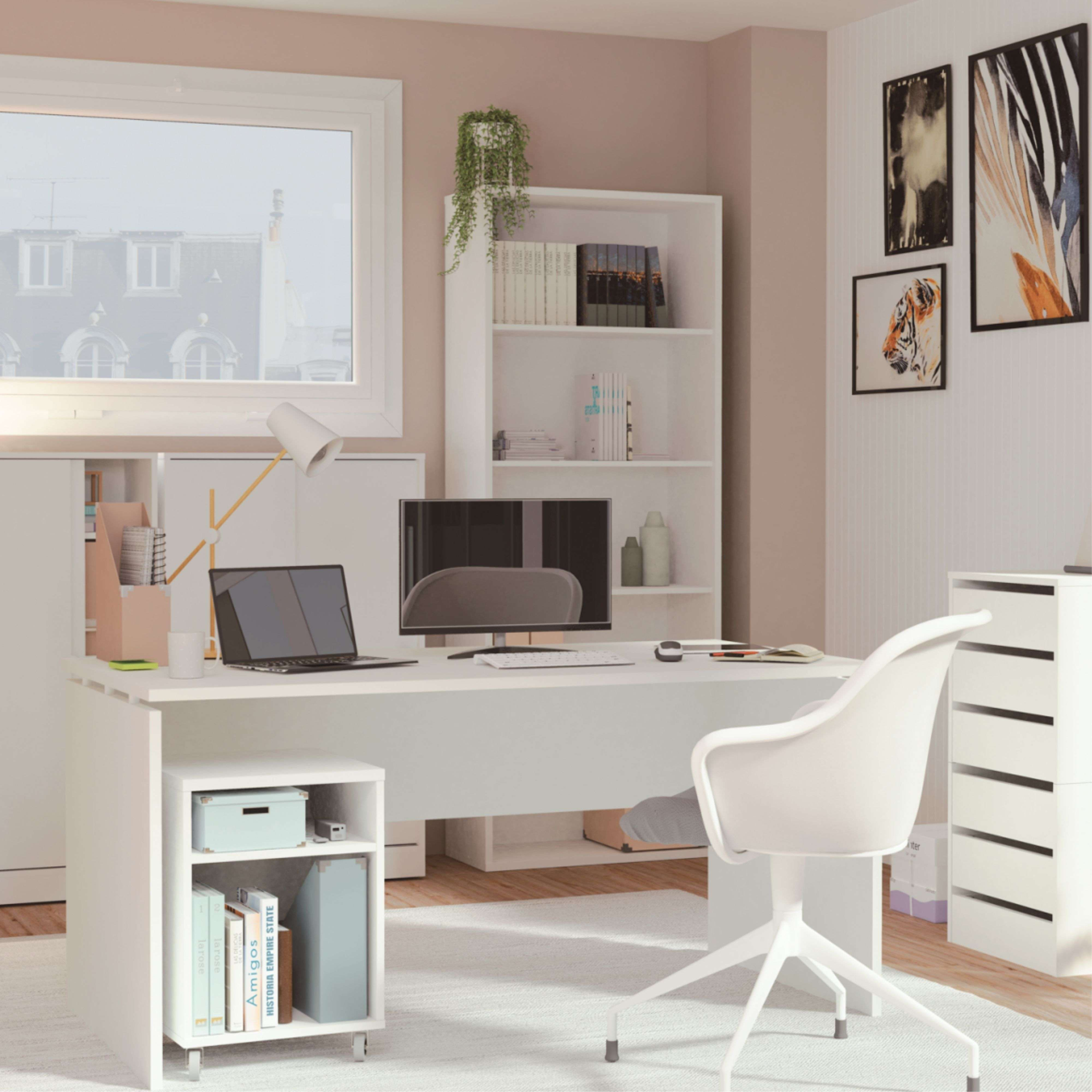 Una oficina luminosa con escritorio blanco, portátil, monitor y silla.