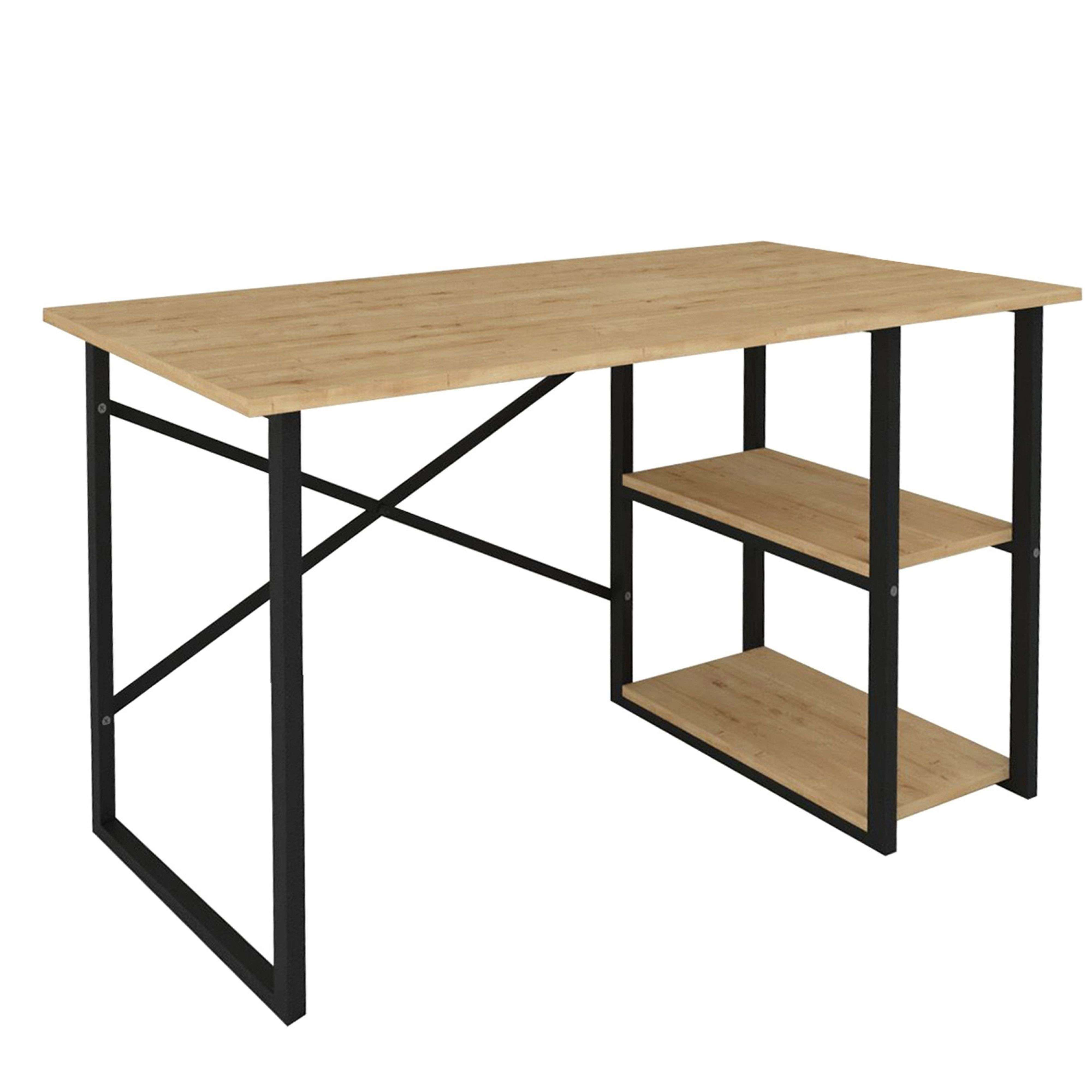 Un escritorio con tablero de madera, patas de metal negro y dos estantes.