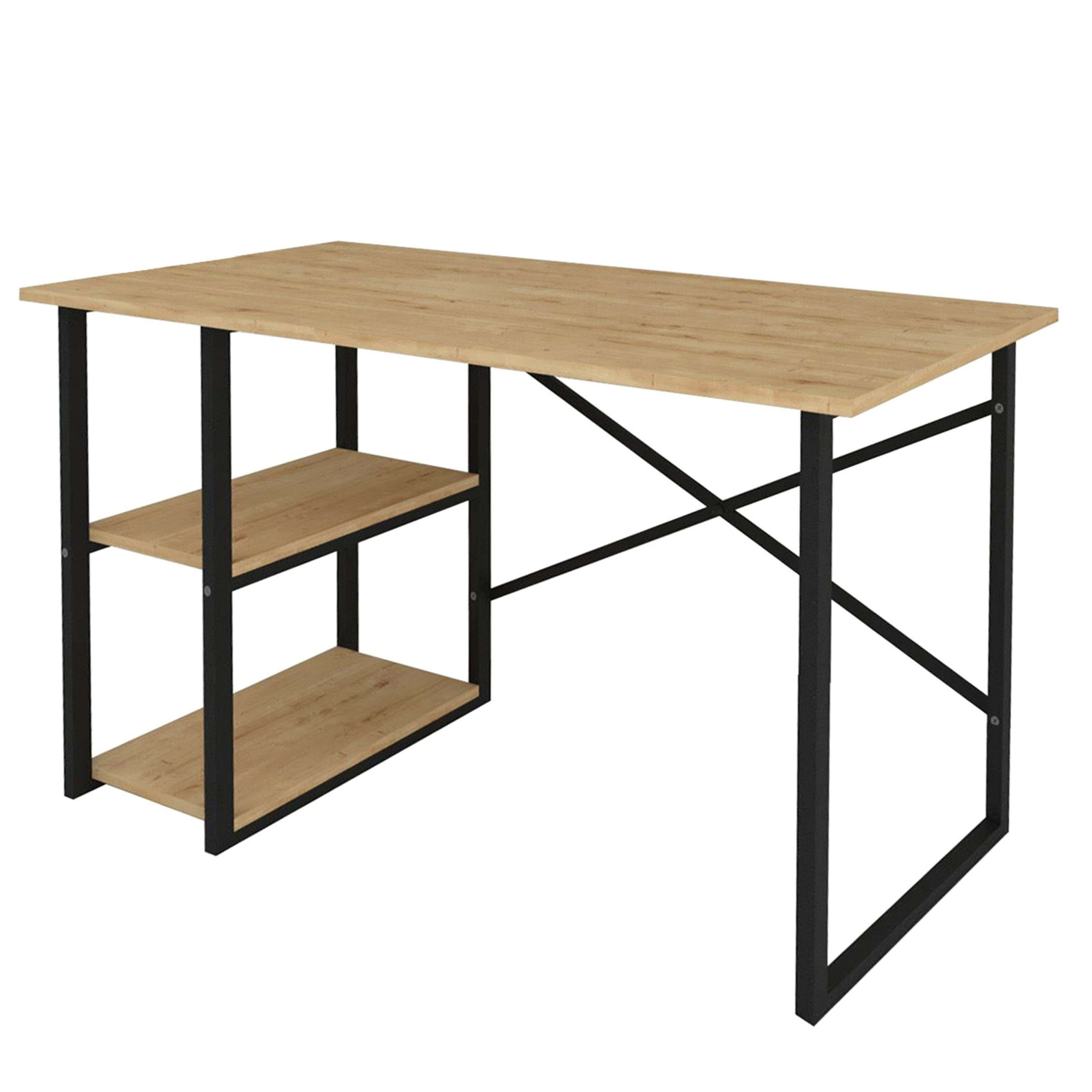Un escritorio con tablero de madera y patas de metal negro con dos estantes.