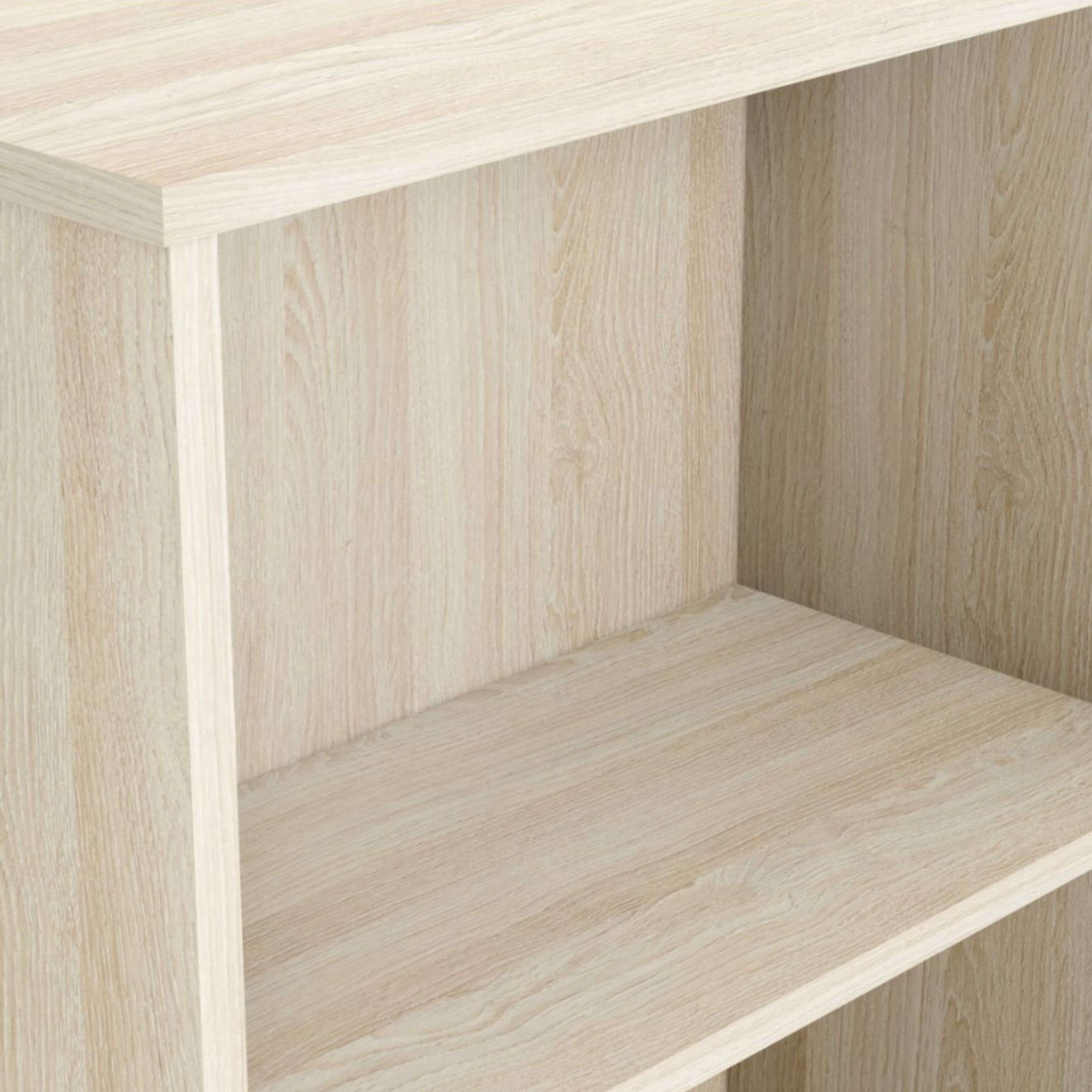 Primer plano de un estante de madera clara con vetas marcadas.