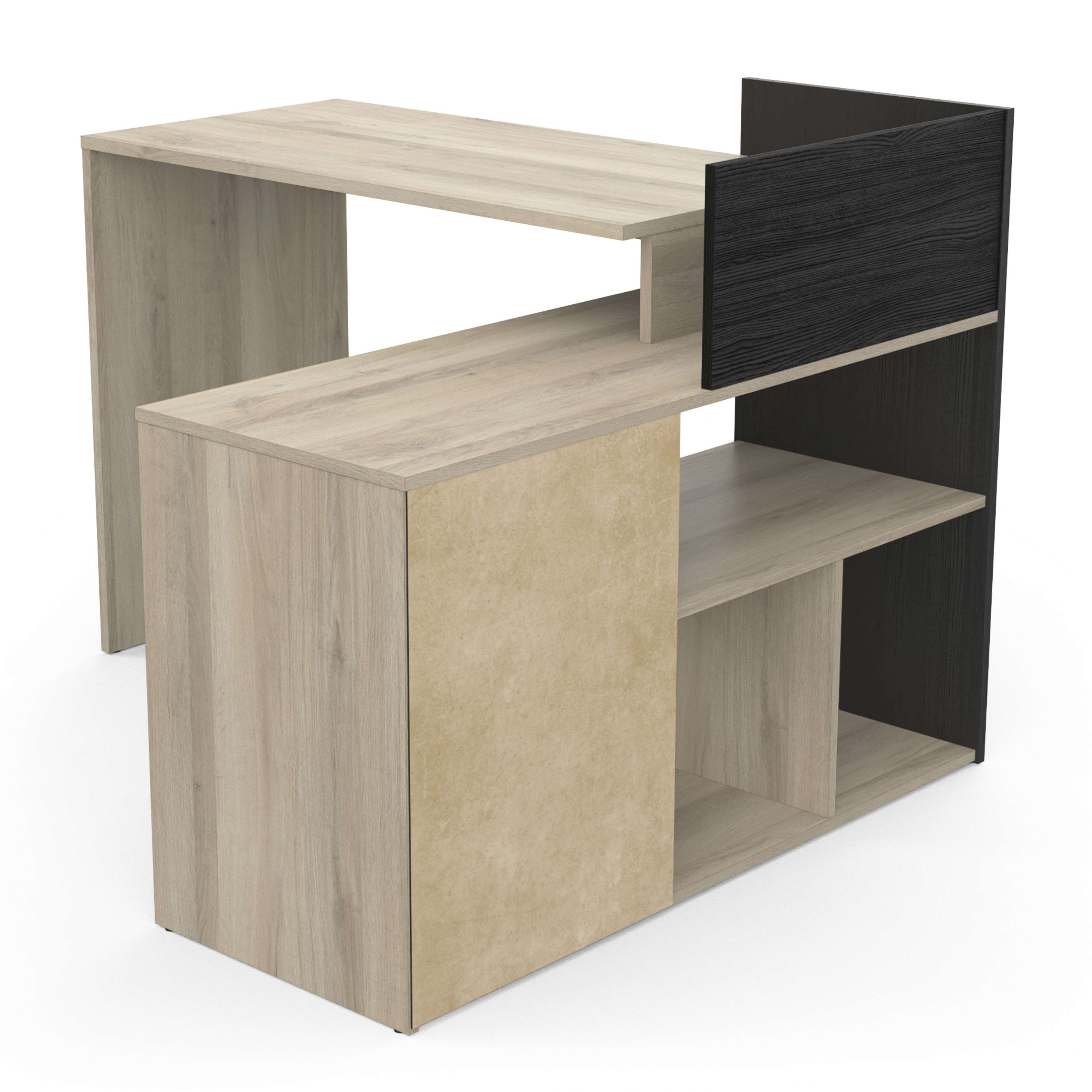 Un escritorio de madera clara con detalles en negro y beige.