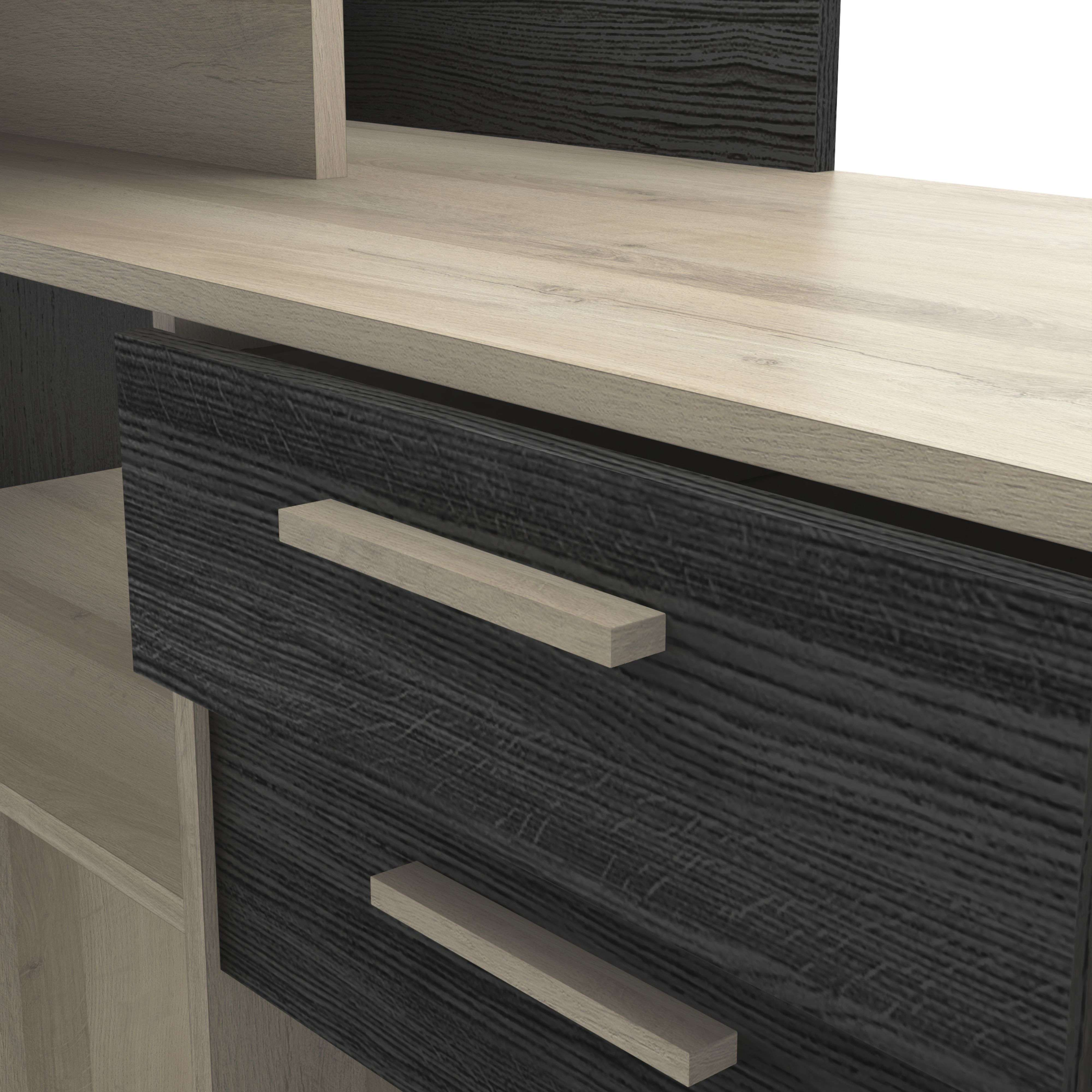 Primer plano de un tocador de madera oscura con tiradores de madera clara y superficie de madera clara.