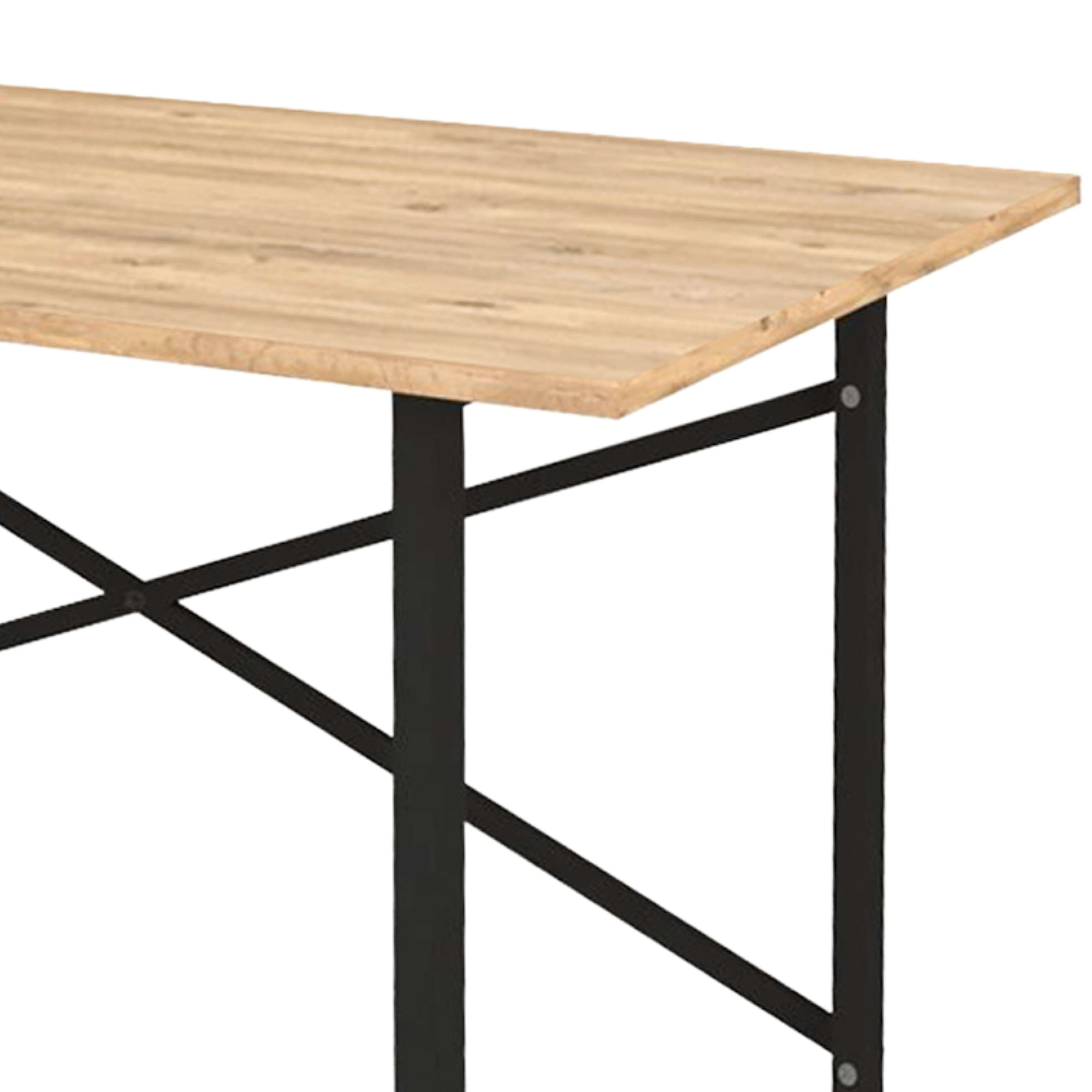 Tablero de mesa de madera sobre patas de metal negro con travesaños.