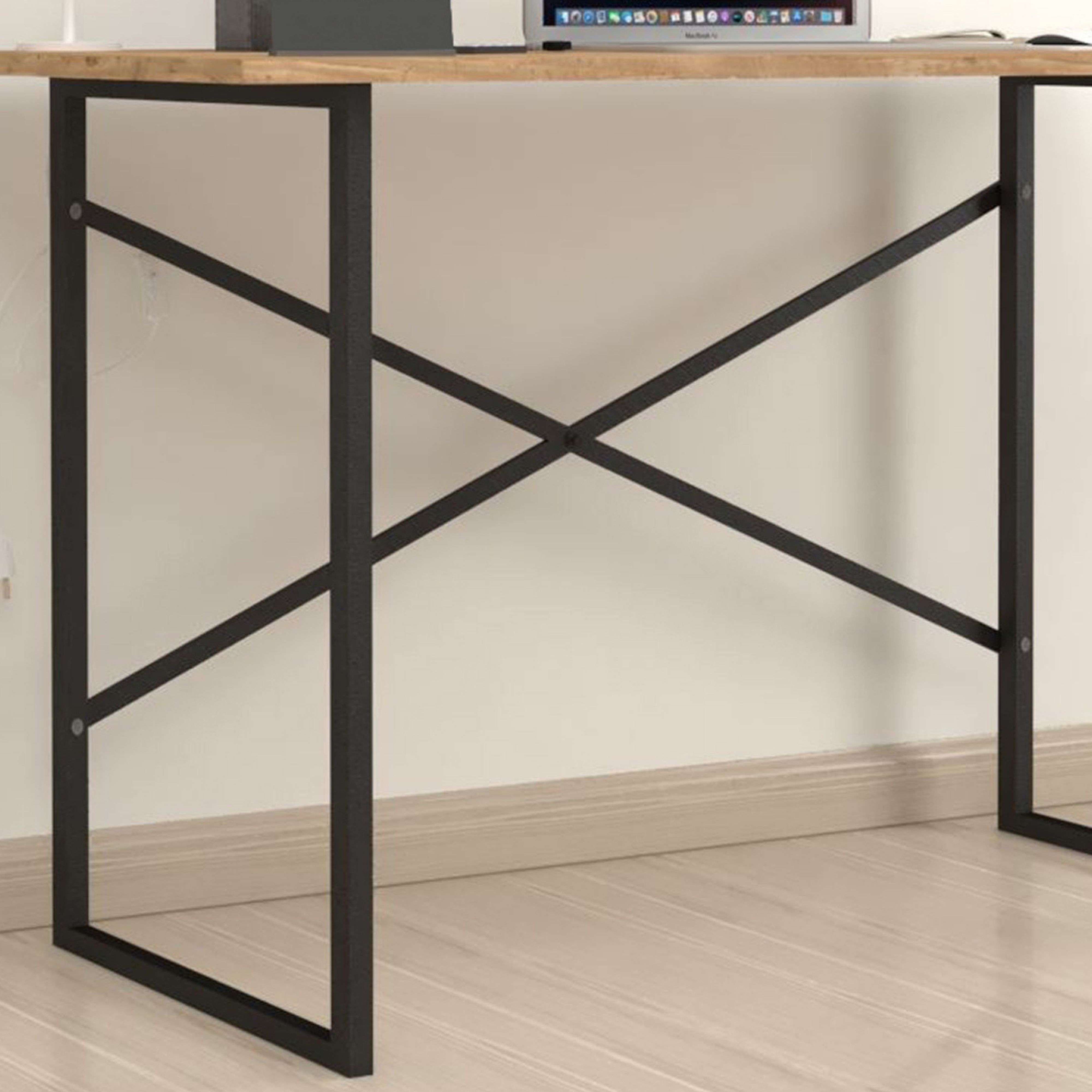 Un escritorio de madera con patas de metal negro y refuerzo en forma de X.