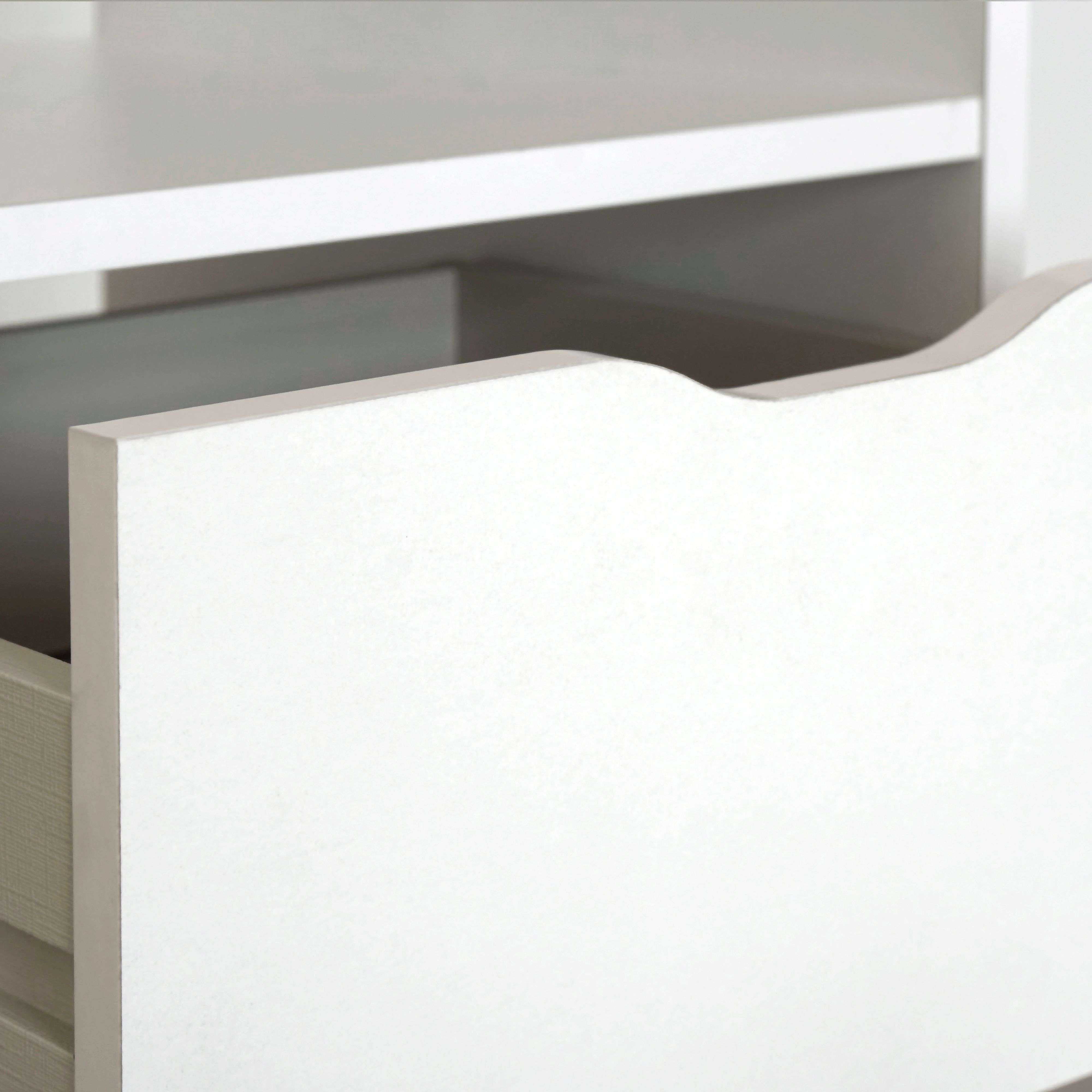 Un cajón blanco está parcialmente abierto, revelando el interior de un mueble.