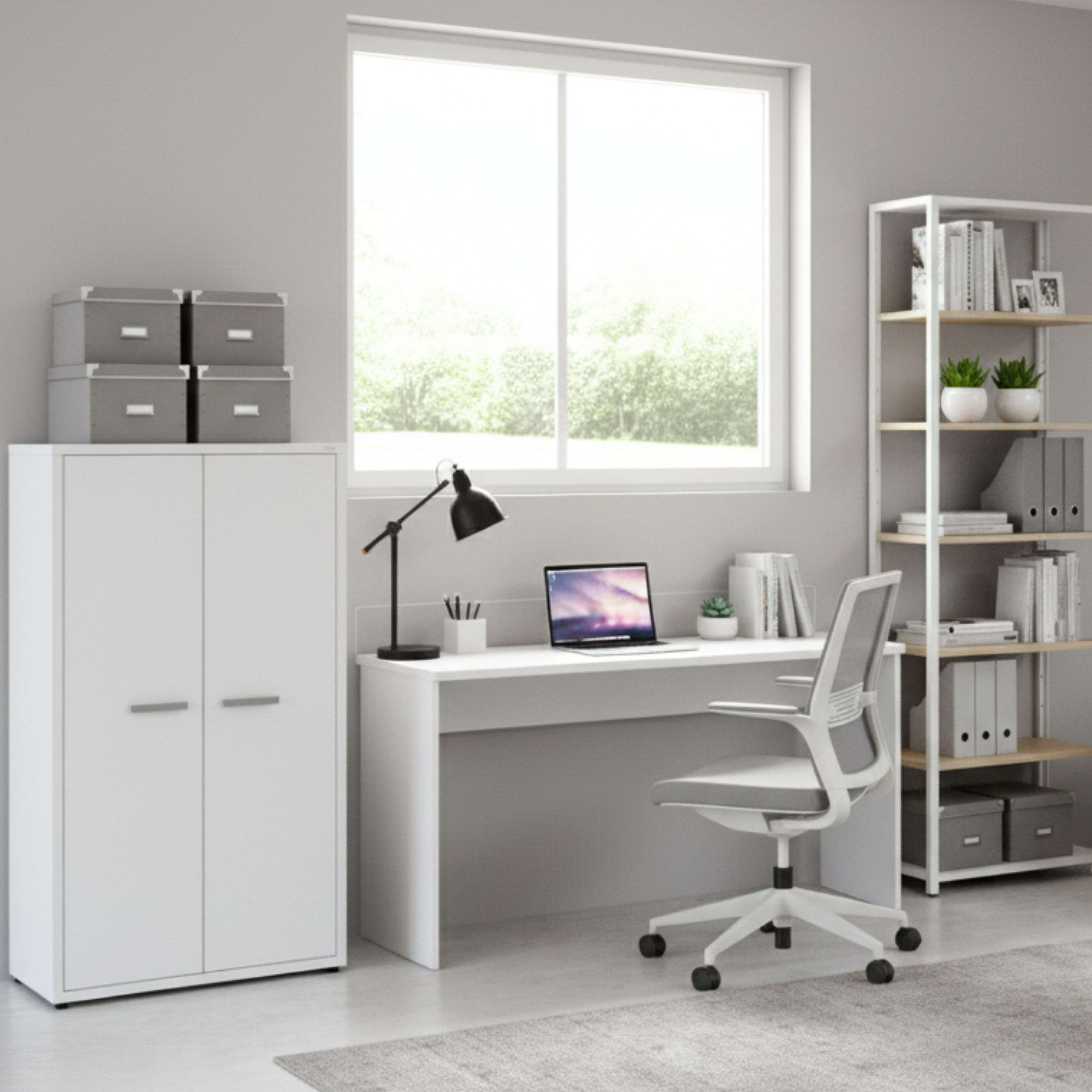 Una oficina blanca con escritorio, laptop, silla, armario y estante.