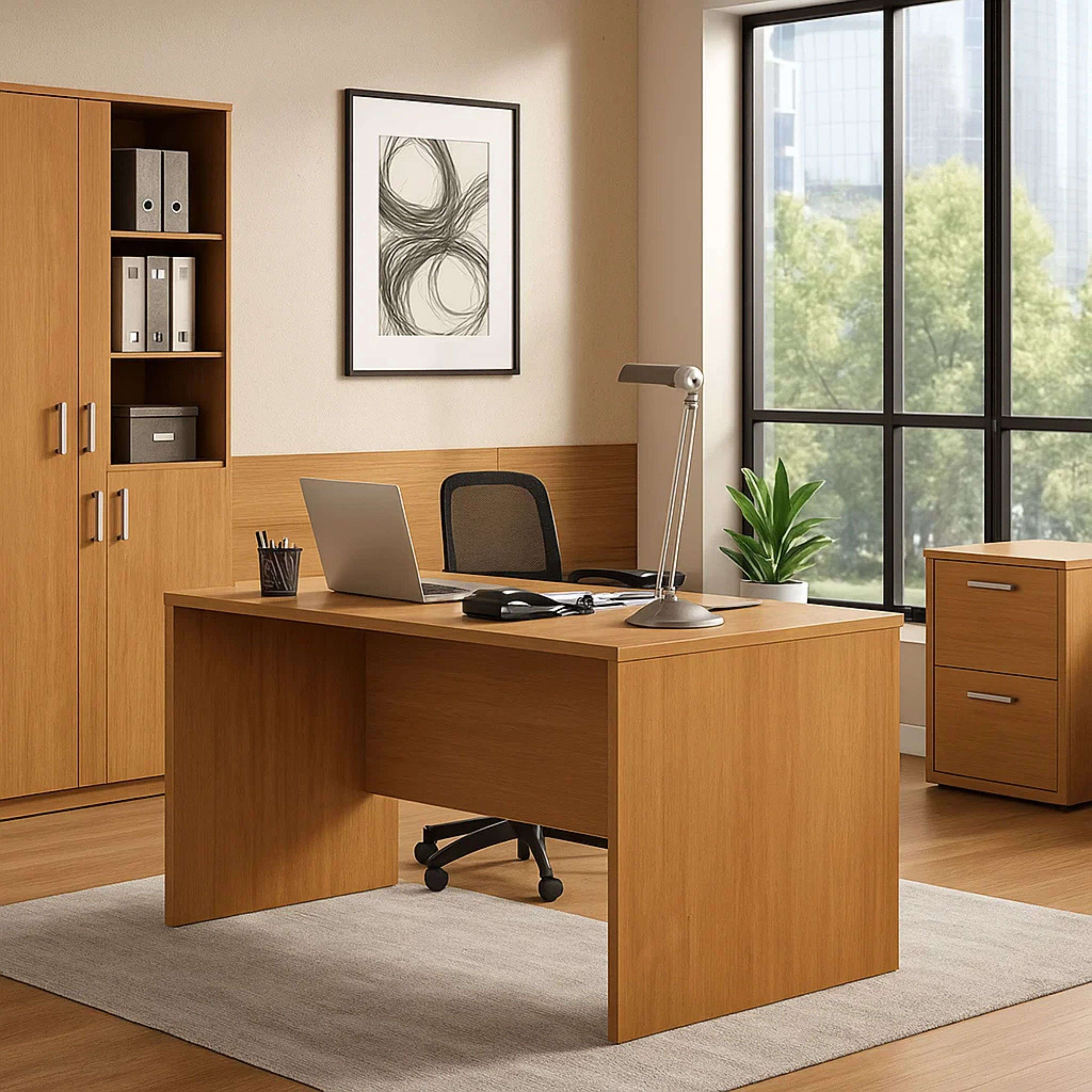 Un escritorio de oficina de madera con portátil, lámpara y planta junto a una ventana.