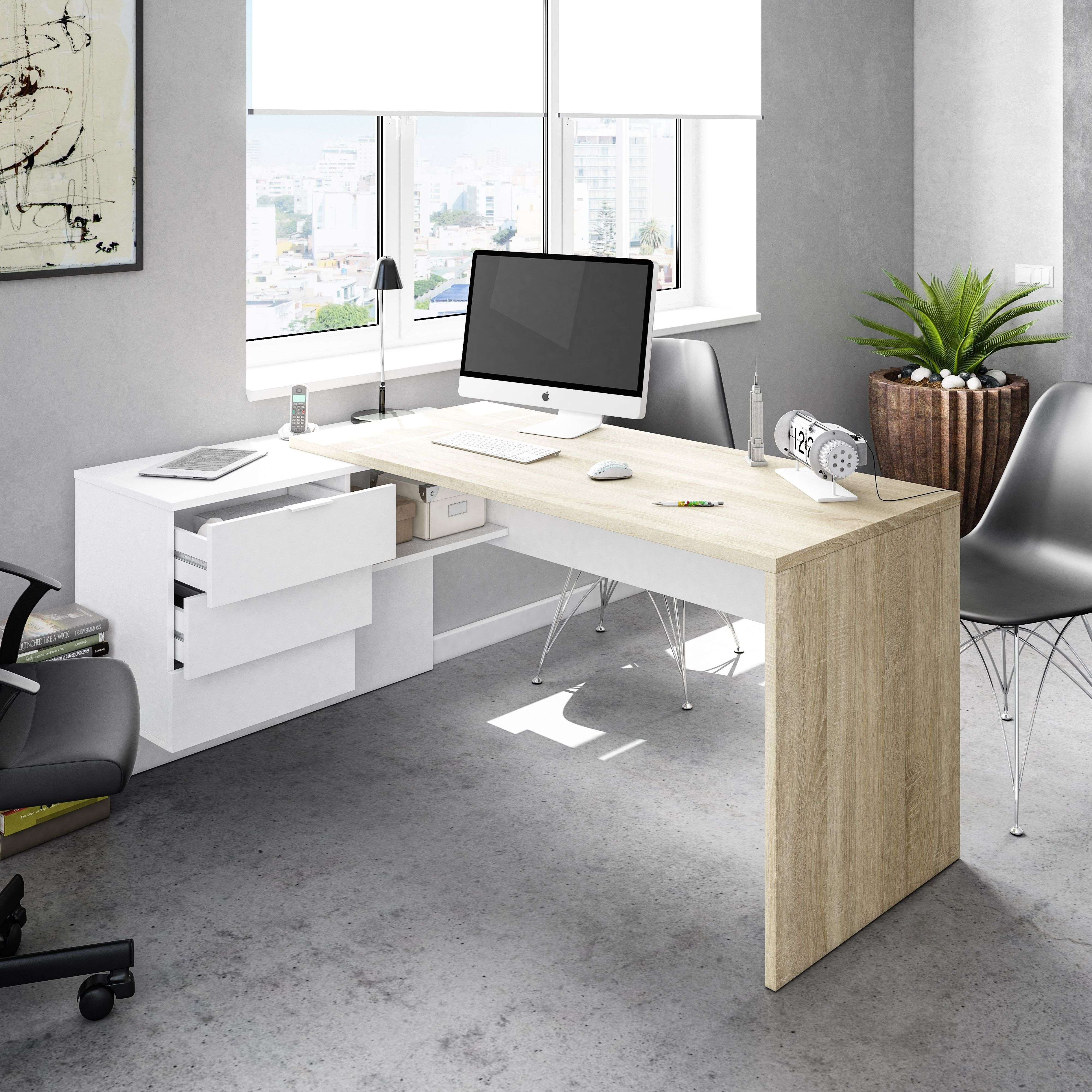 Oficina moderna con escritorio en L, computadora, silla, planta y vista a la ventana.