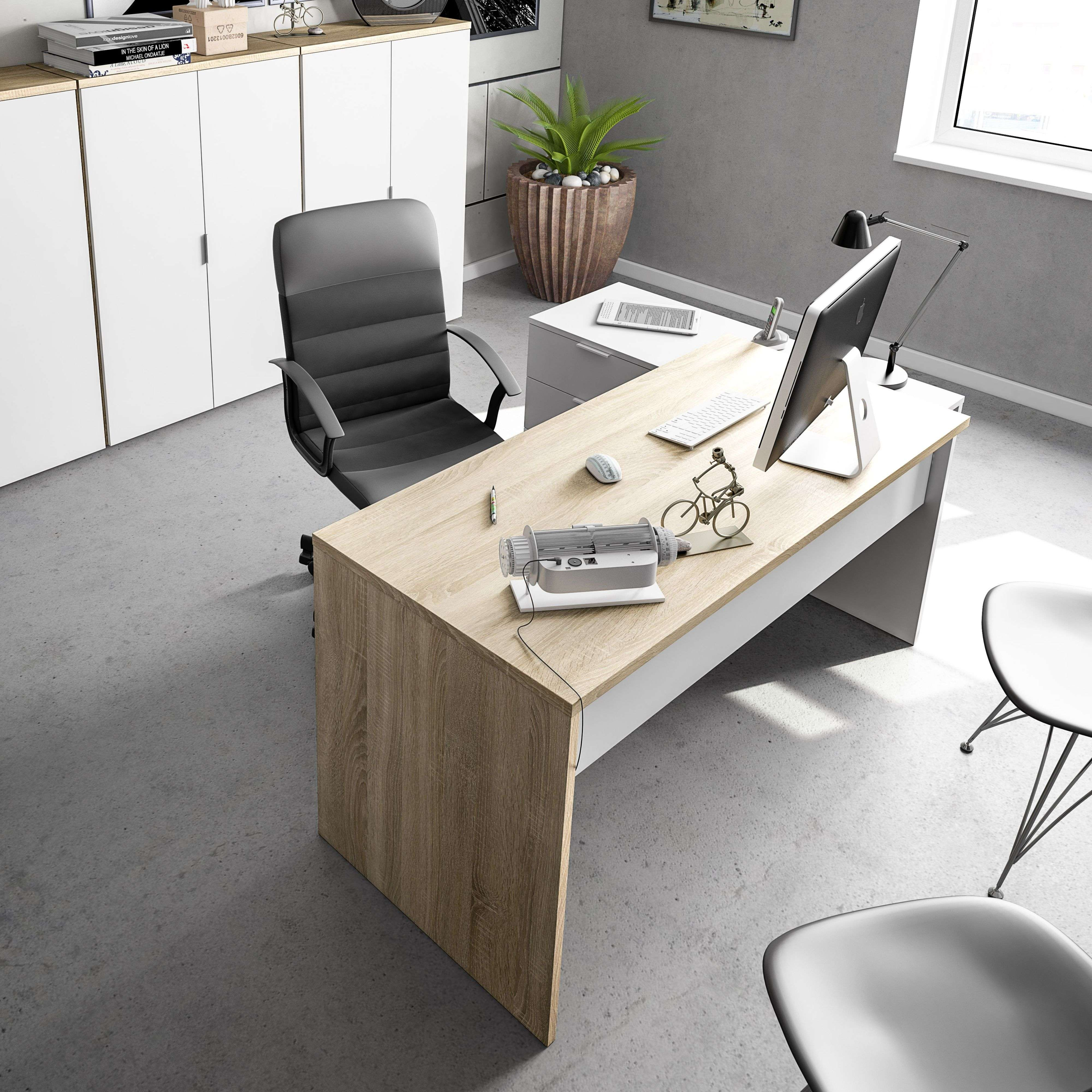 Una oficina moderna con escritorio, silla y ordenador. Habitación luminosa con suelo de hormigón.