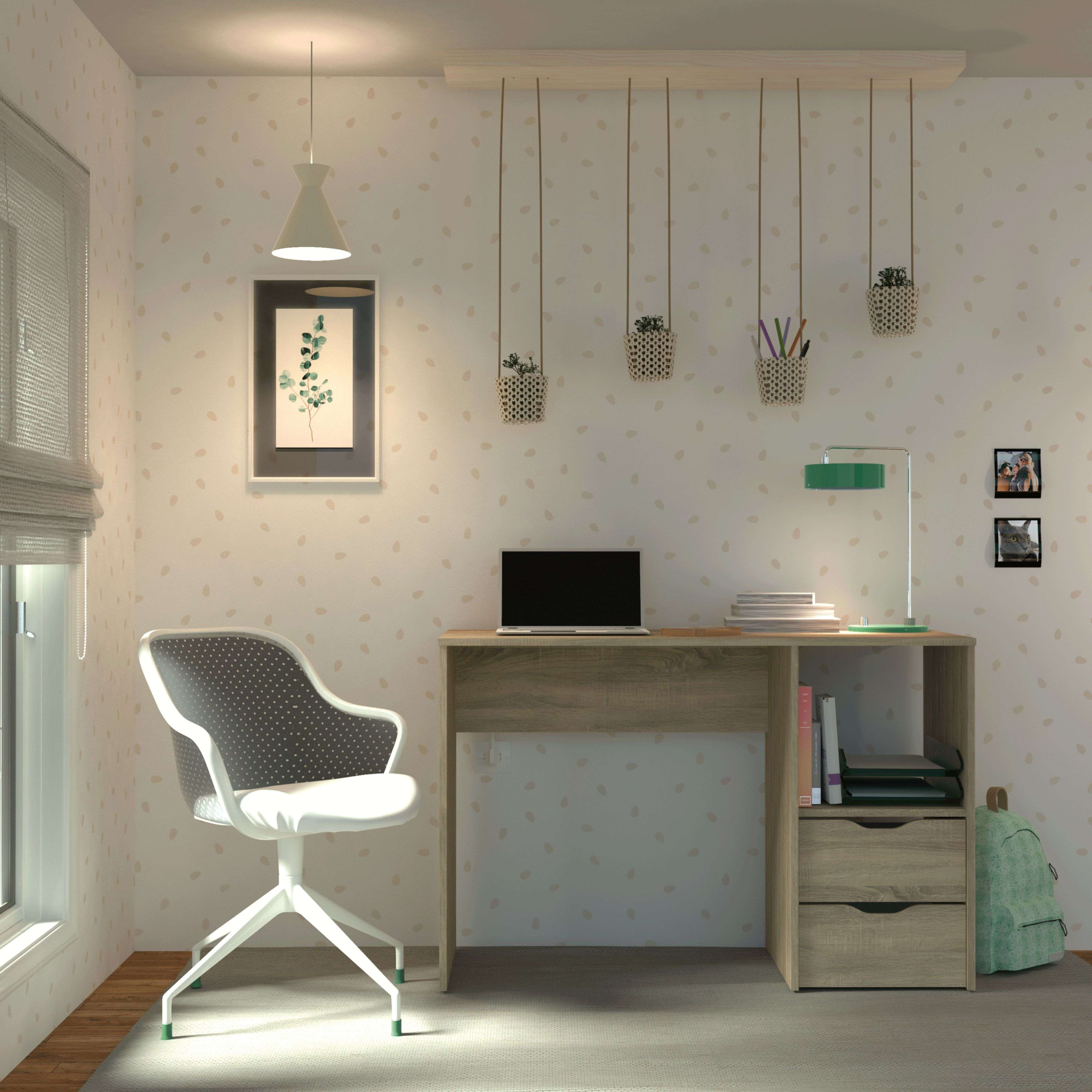 Una habitación luminosa con escritorio, silla, portátil y plantas.