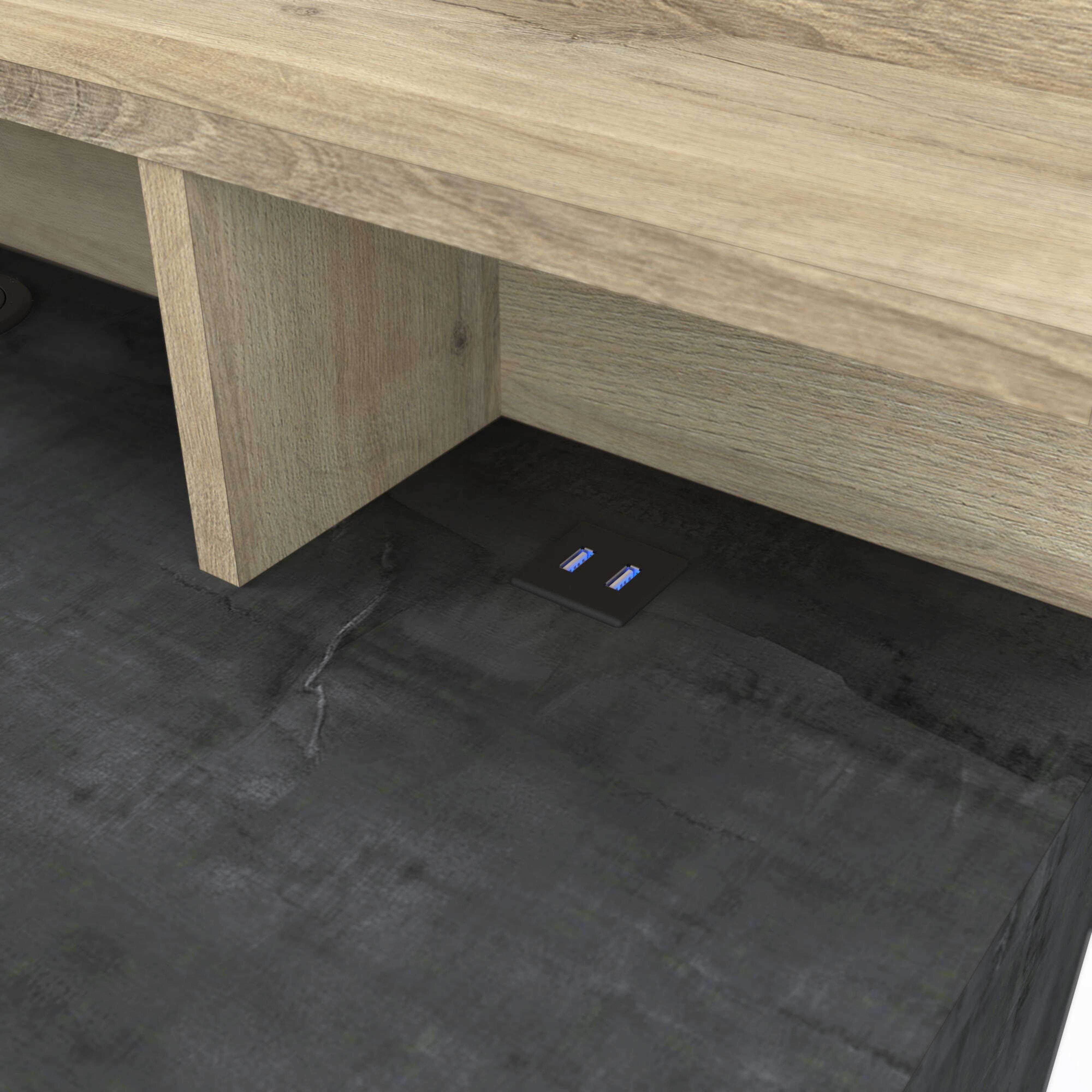 Suelo oscuro veteado de madera con mueble marrón claro y dos puertos USB azules.