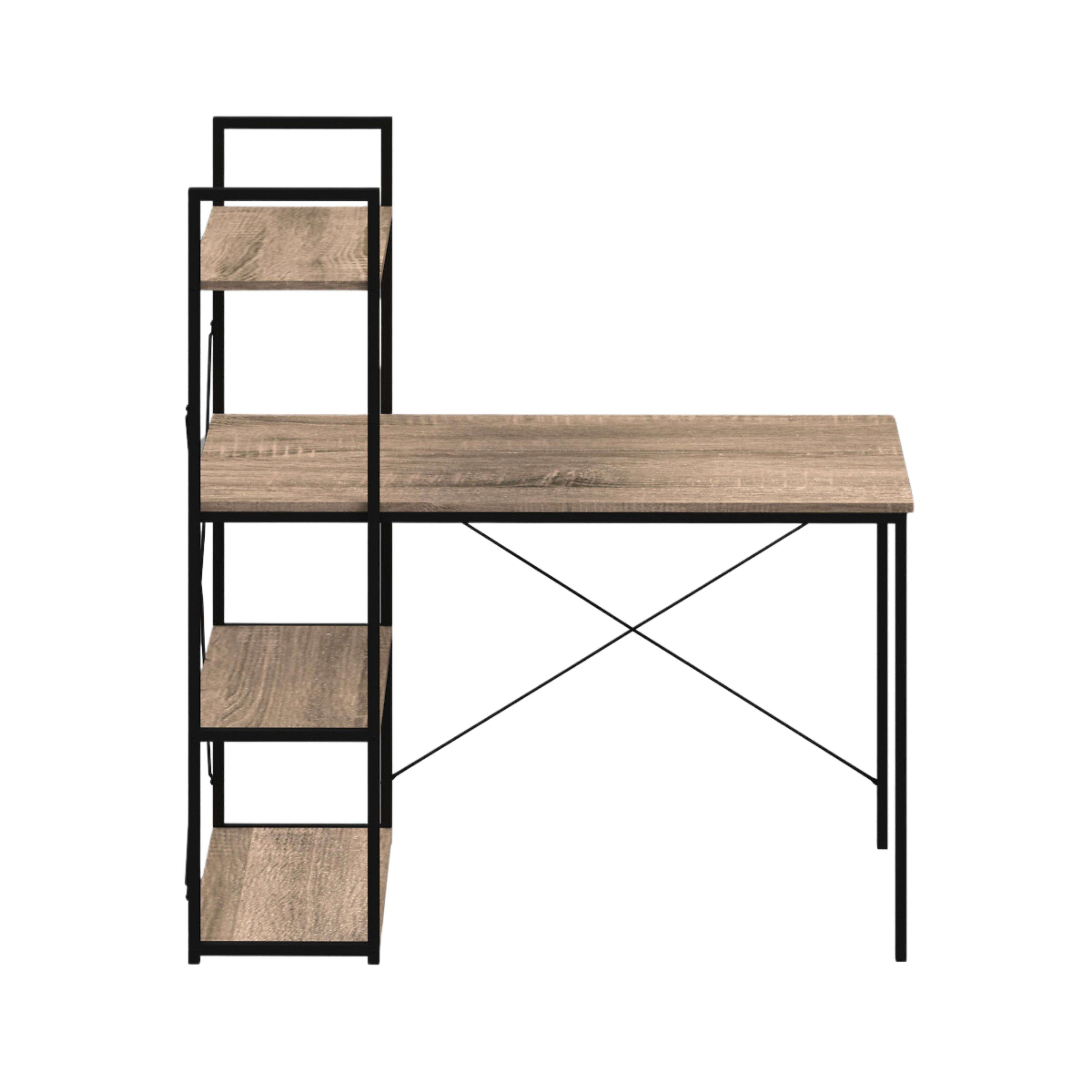 Escritorio de madera con marco de metal negro y estantes a la izquierda.
