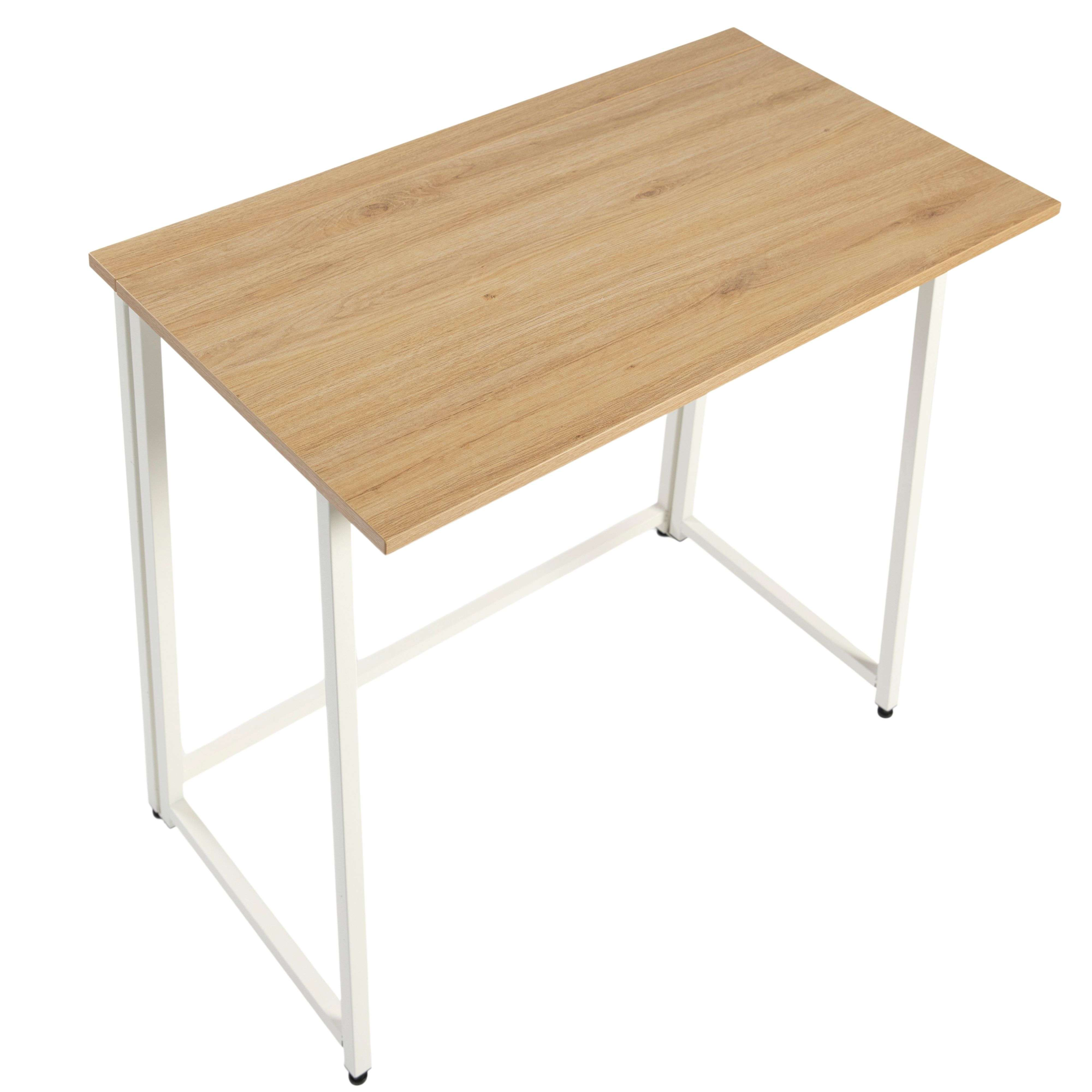 Un escritorio simple con tapa de madera clara y patas de metal blanco.
