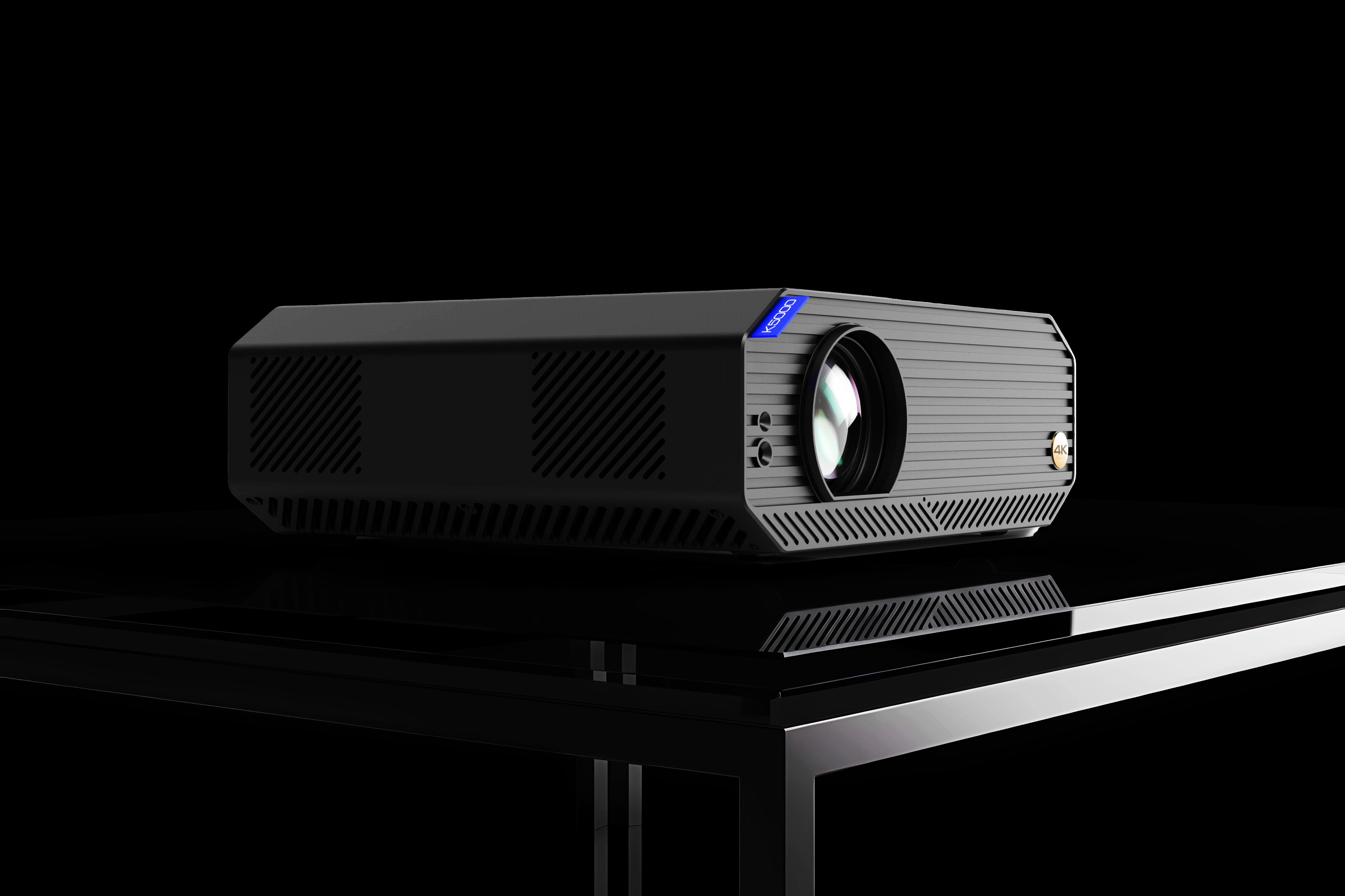 Ein schwarzer Projektor mit "K5000"-Logo und "4K"-Aufkleber steht auf einem Tisch.