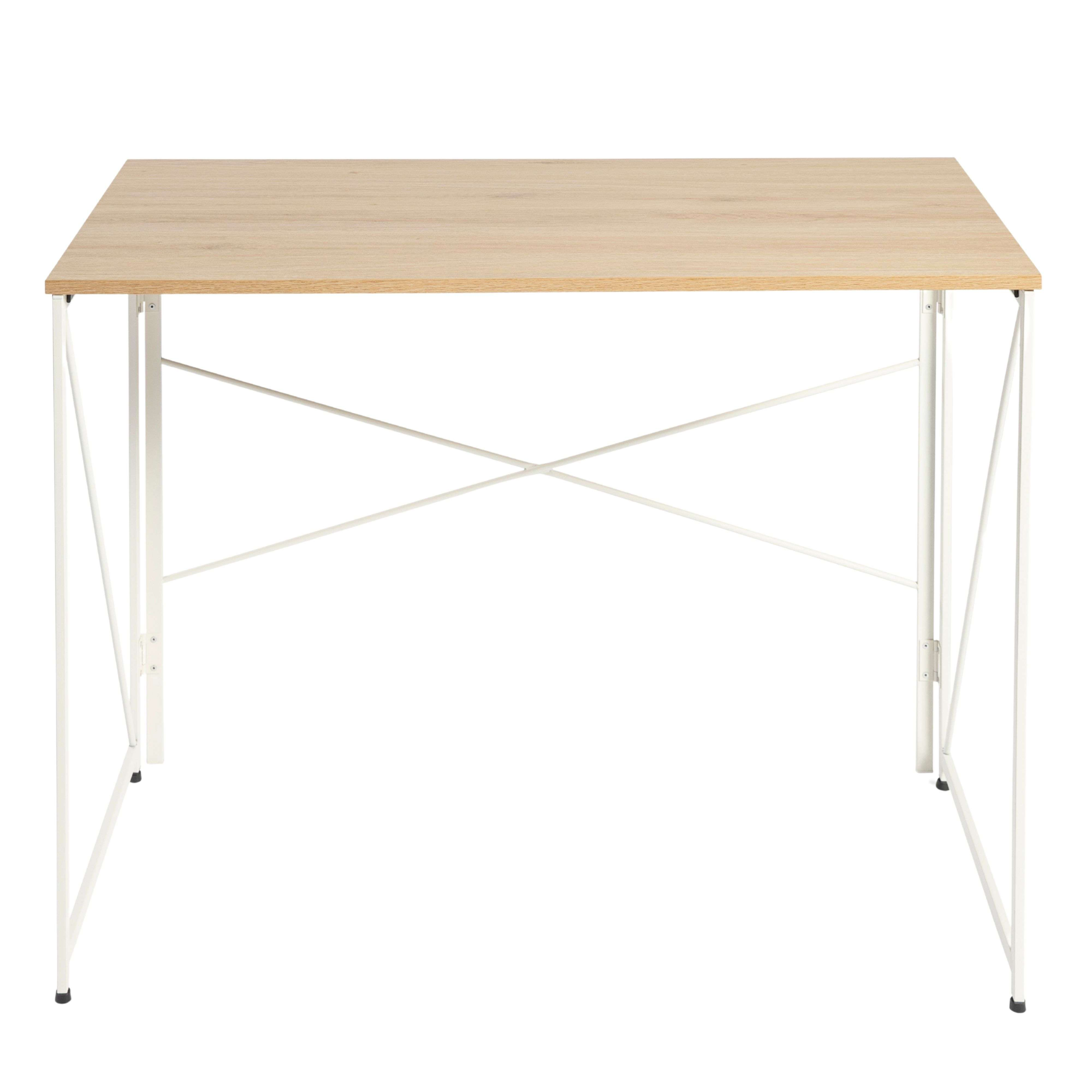 Una mesa de madera clara con estructura de metal blanco y refuerzo en X.