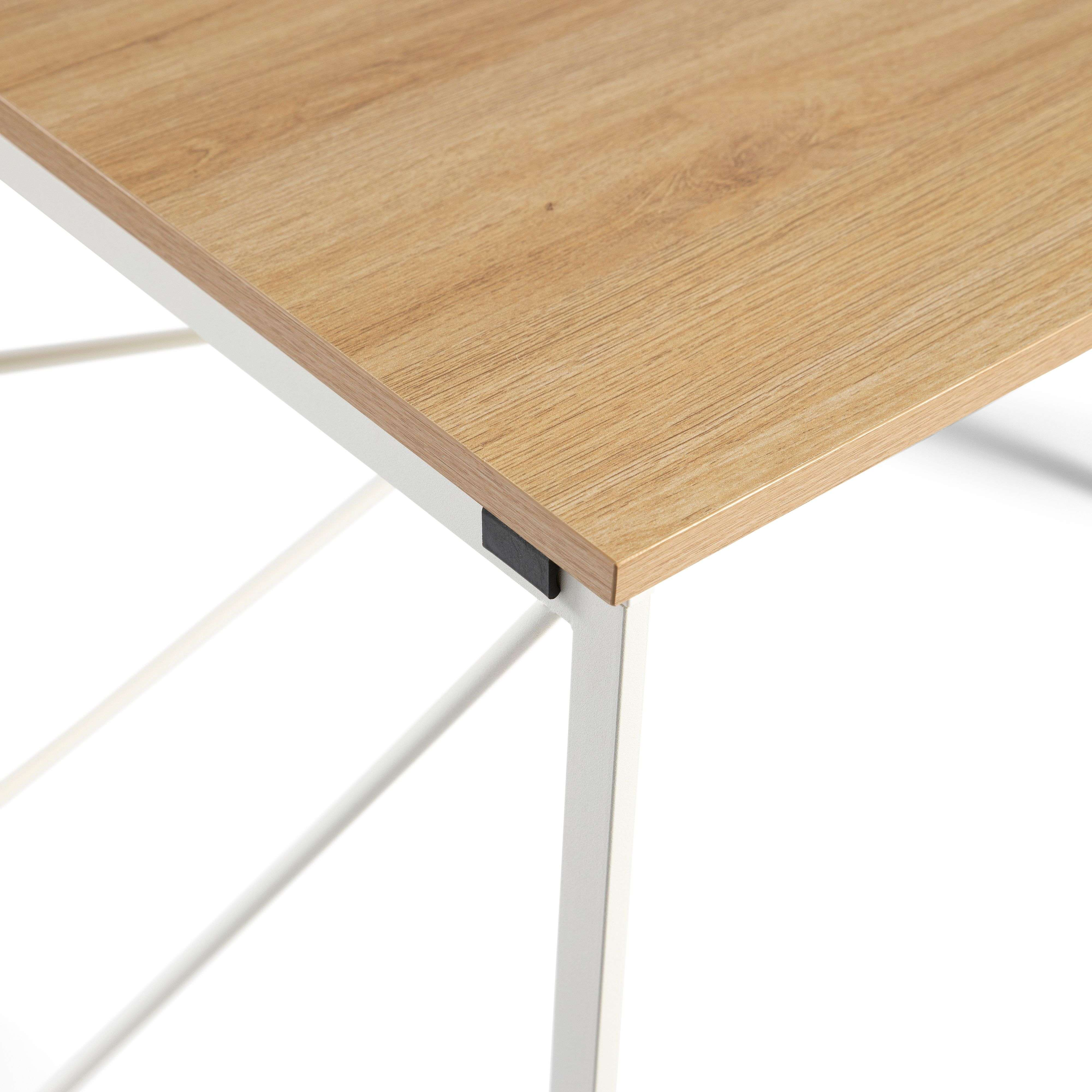 Primer plano de una mesa de madera con marco de metal blanco y patas finas.