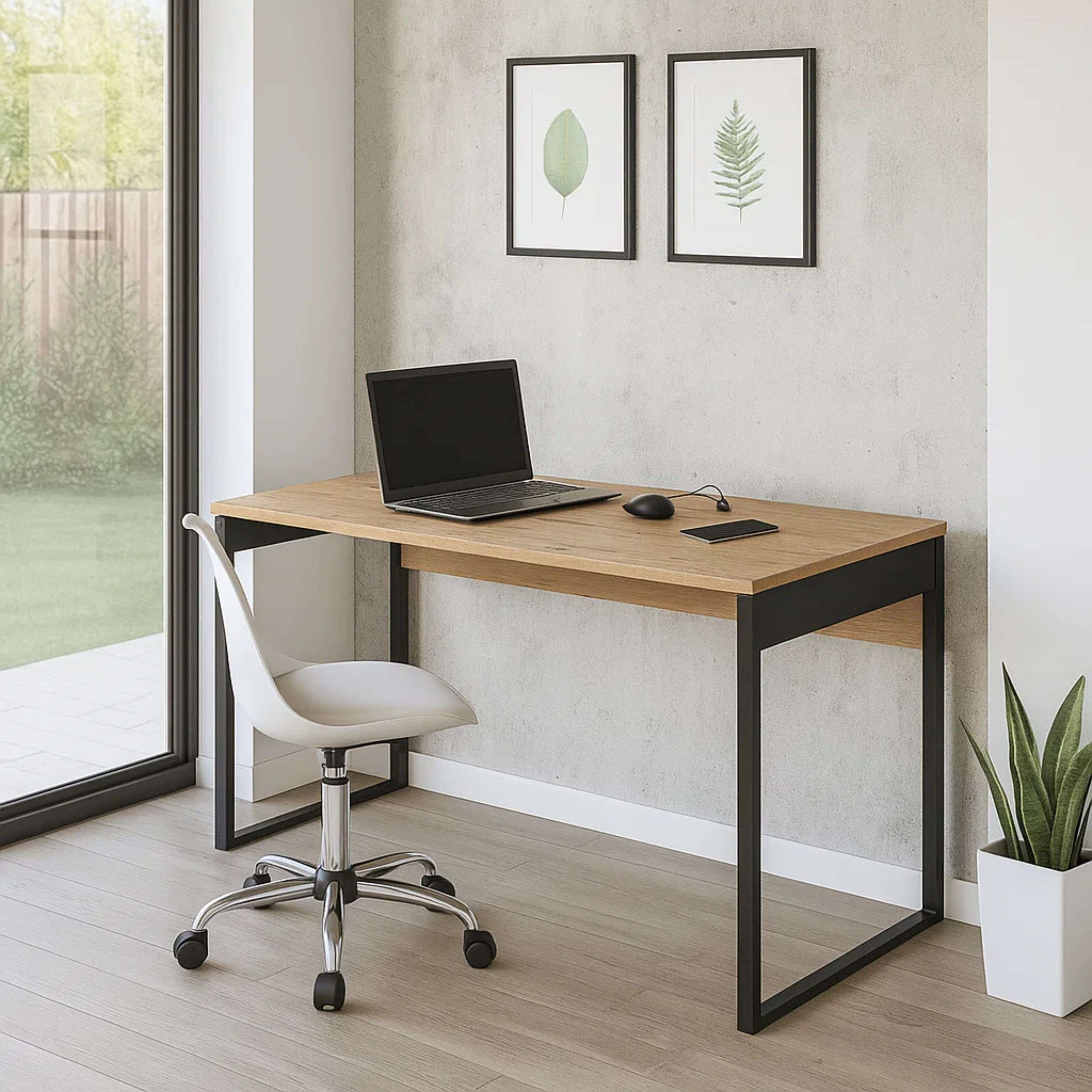 Oficina con escritorio, portátil, ratón, teléfono, silla blanca y plantas.