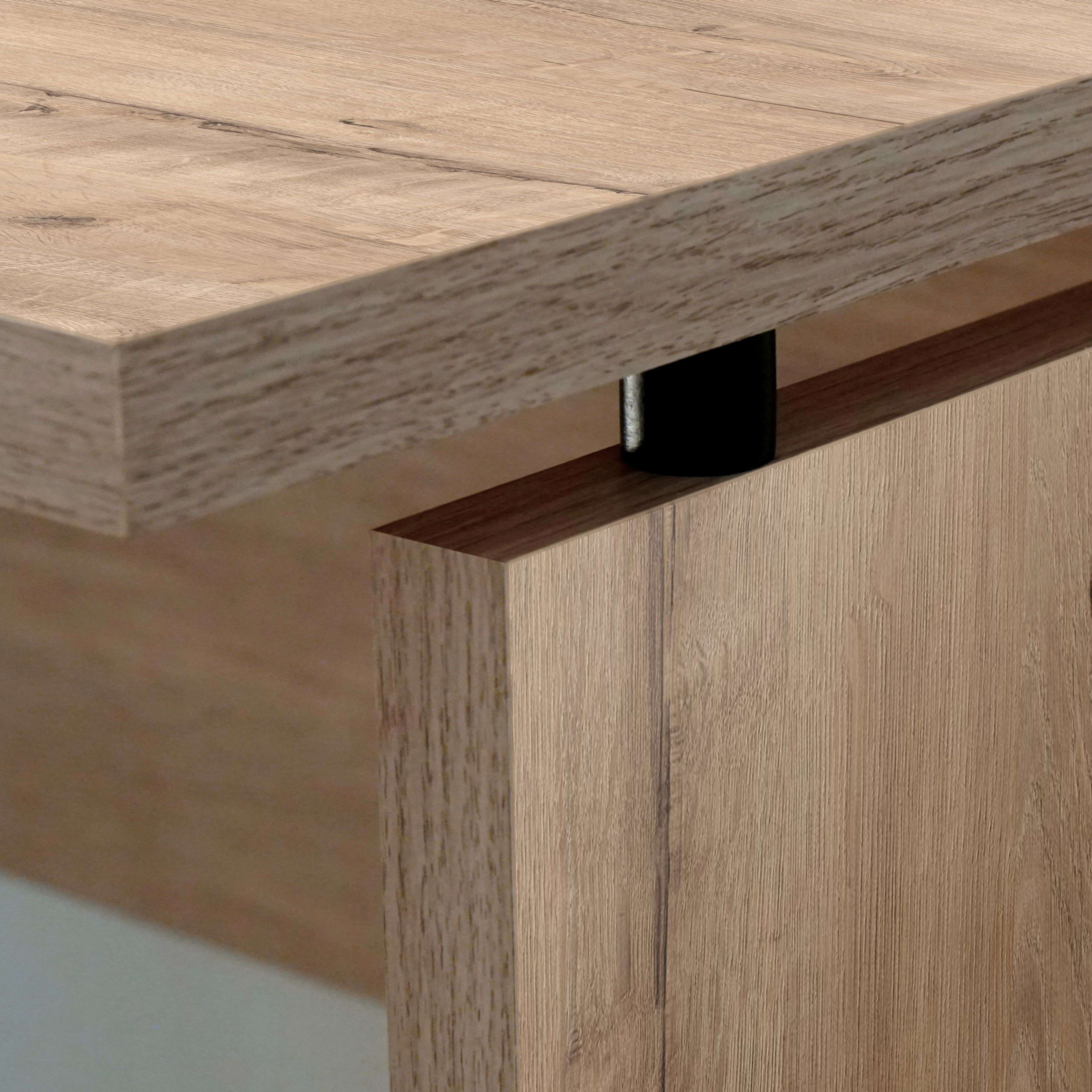 Muebles de madera con veta visible y detalle negro.
