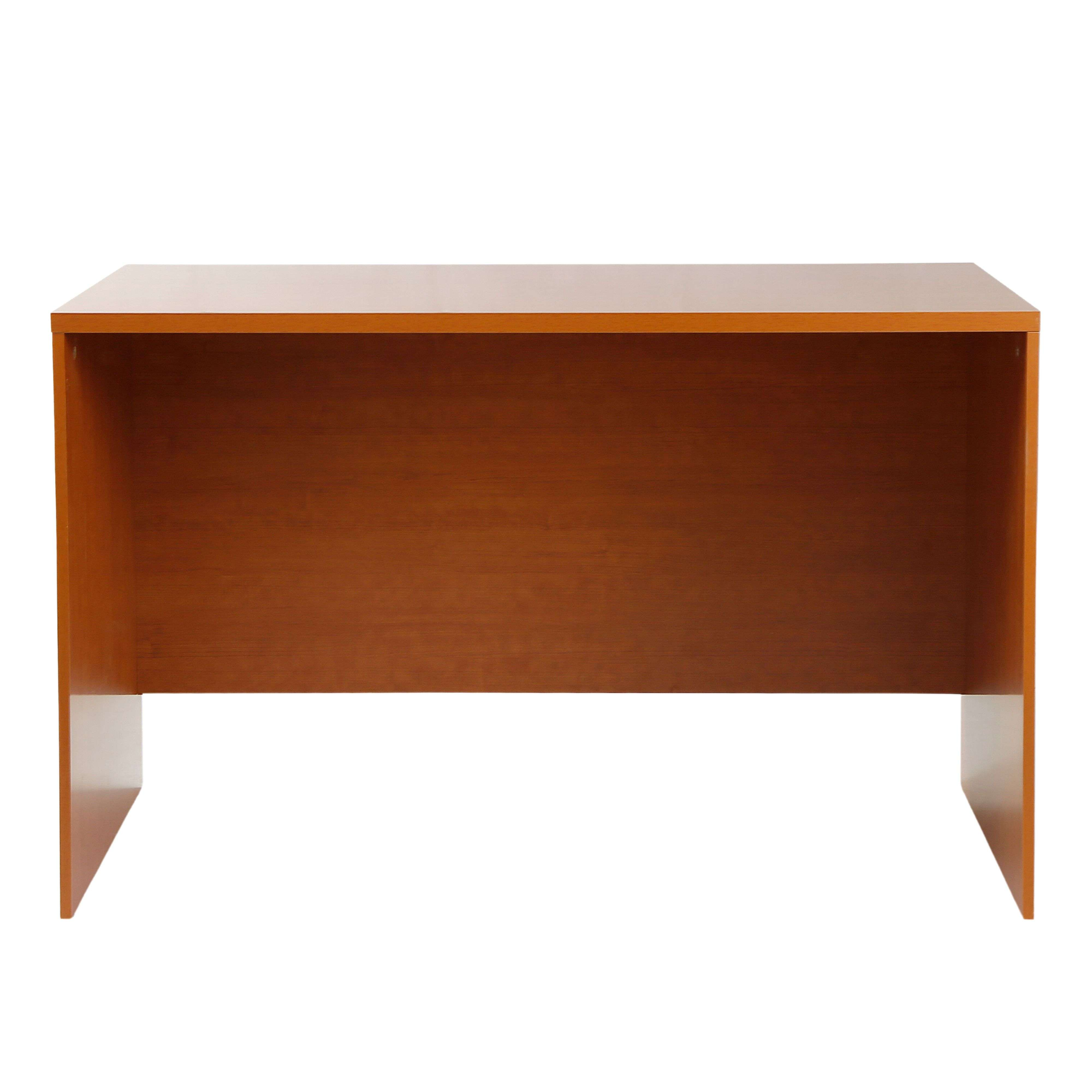 Un simple escritorio de madera marrón sobre un fondo blanco.