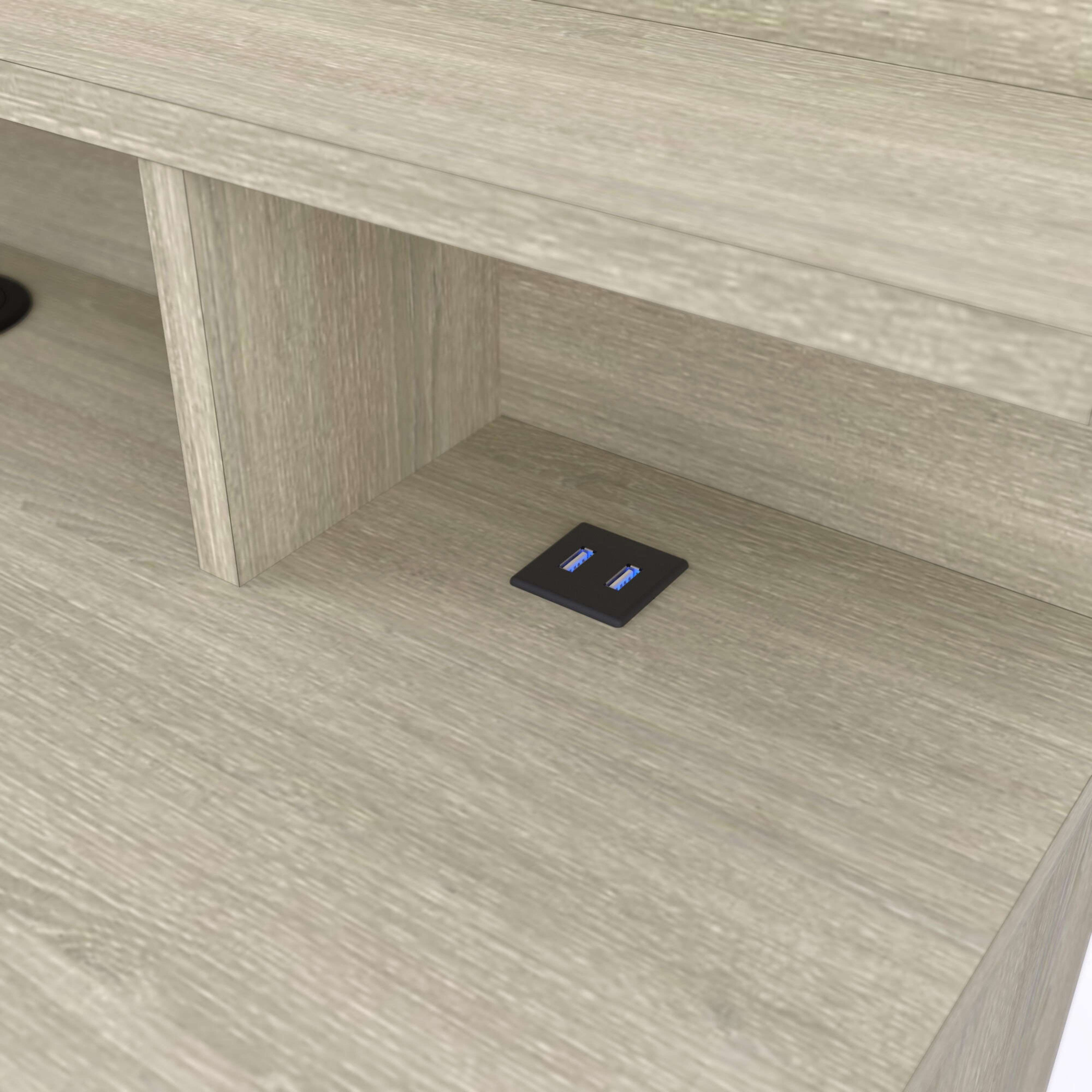 Superficie de madera con dos puertos USB integrados.