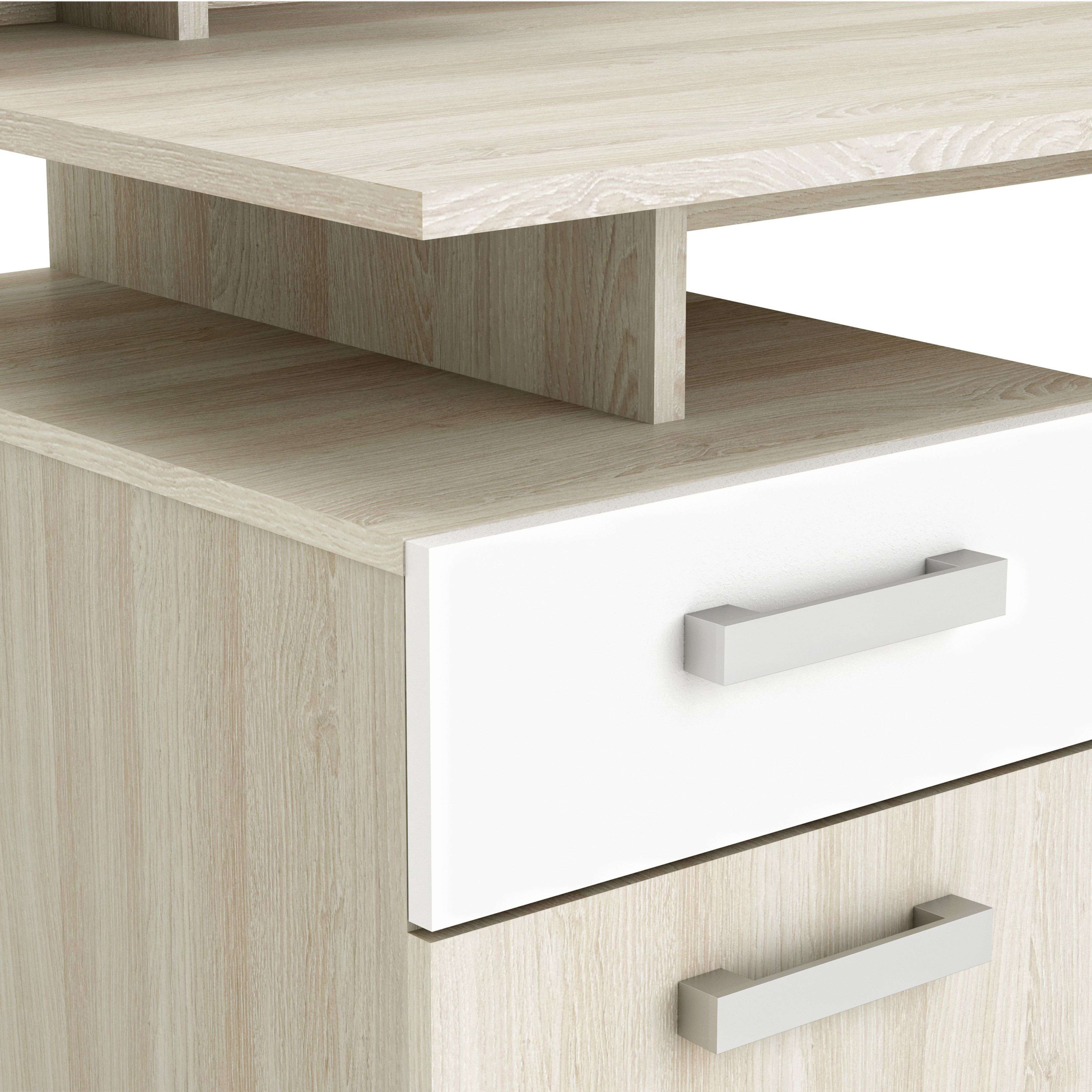 Un mueble de madera marrón claro con frentes de cajón blancos y tiradores plateados.