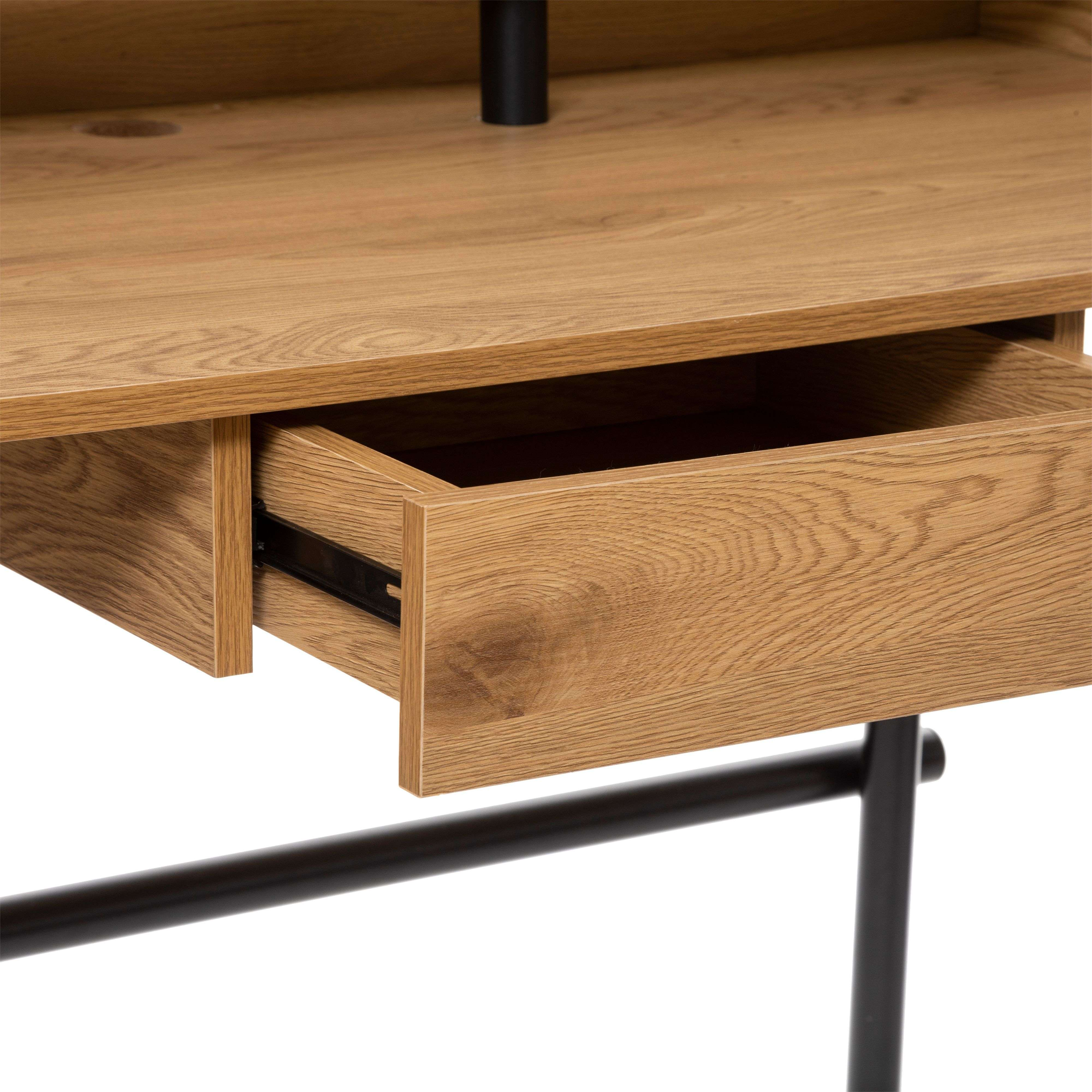 Primer plano de un cajón de escritorio de madera con patas de metal negras.