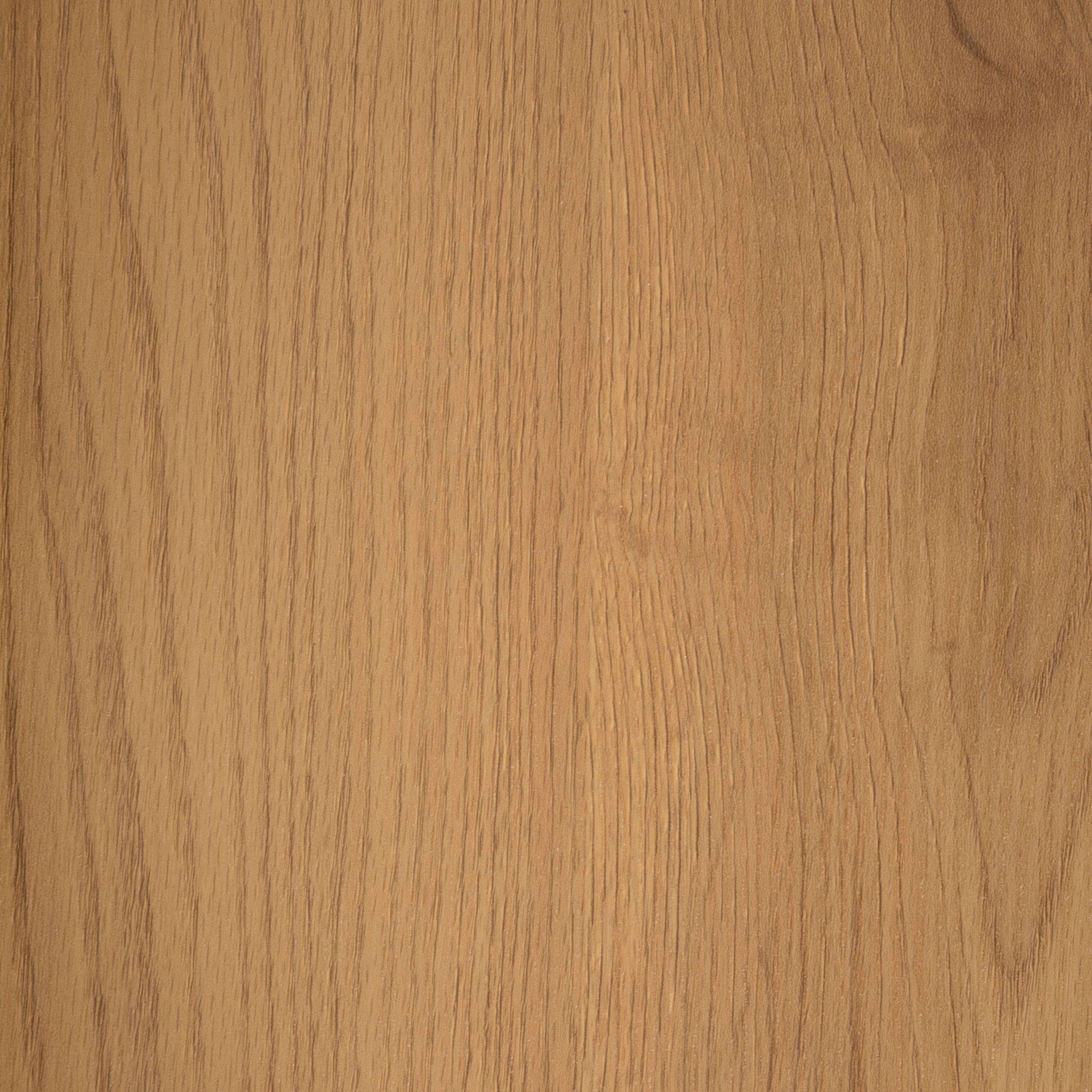 Veta de madera con líneas verticales en tonos marrones y beige.