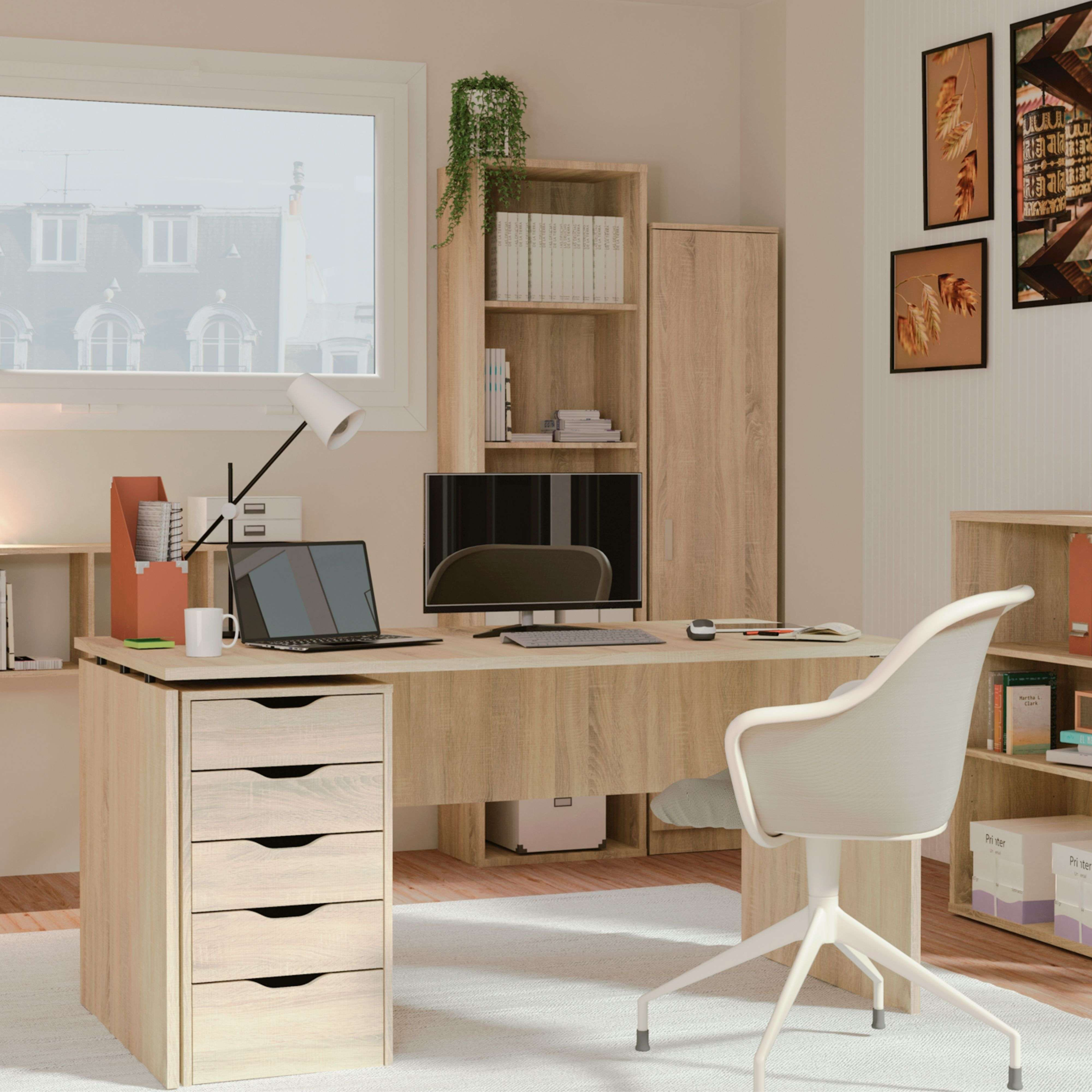 Una oficina luminosa con muebles de madera, escritorio, portátil, monitor, silla y estanterías.