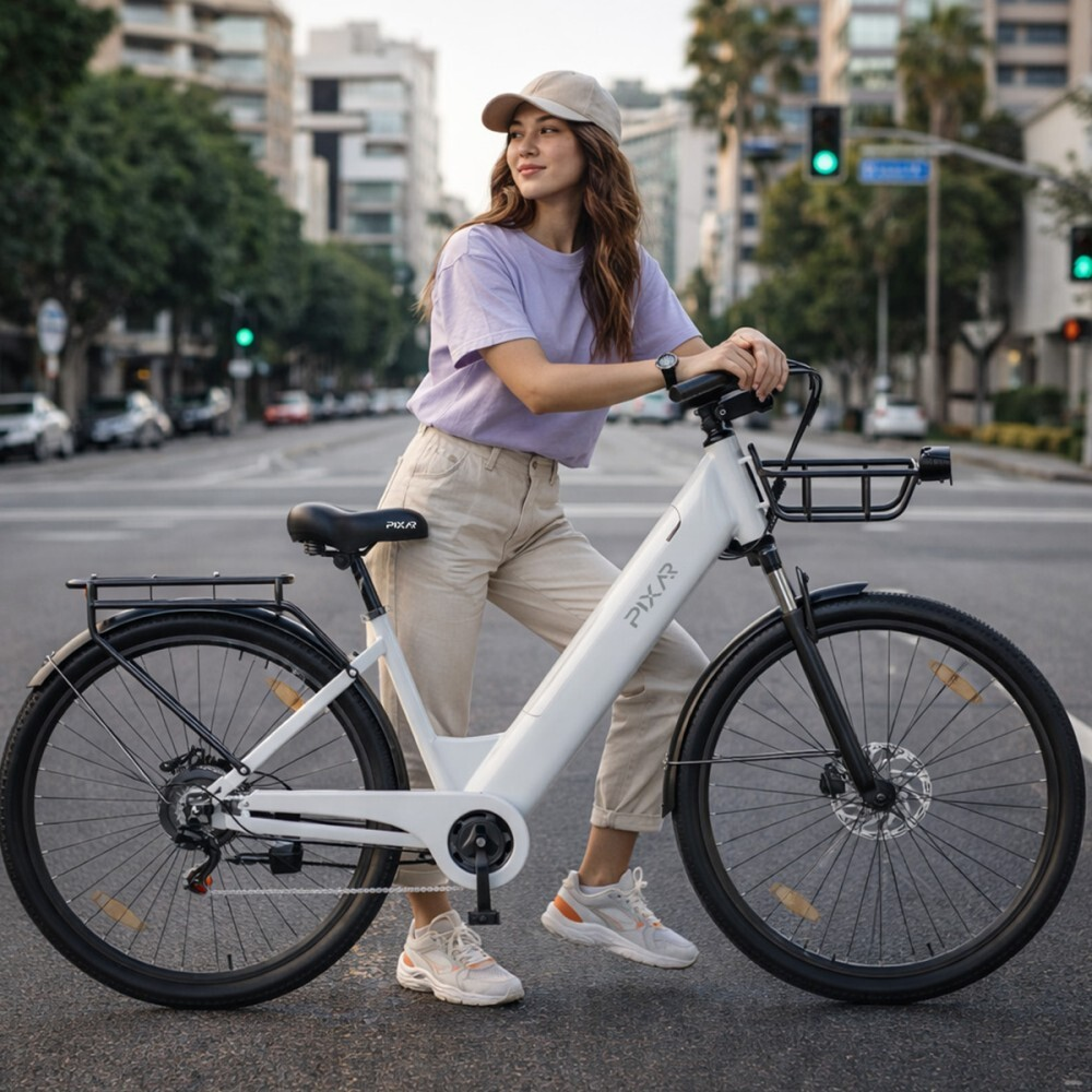 Kobieta w czapce stoi obok białego roweru elektrycznego na ulicy.