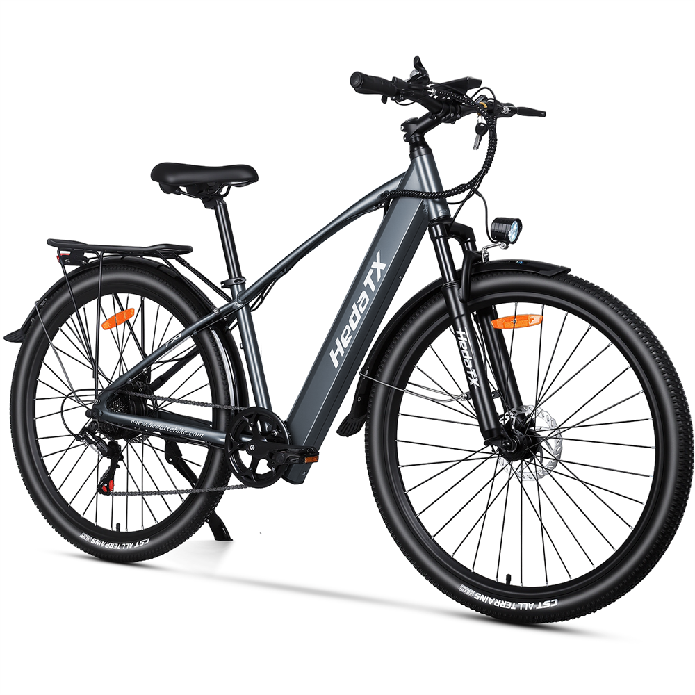 Szary rower elektryczny z amortyzowanym widelcem, bagażnikiem, światłem i szerokimi oponami.