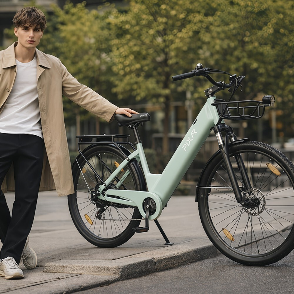 Mężczyzna w beżowym prochowcu stoi obok jasnozielonego roweru elektrycznego.
