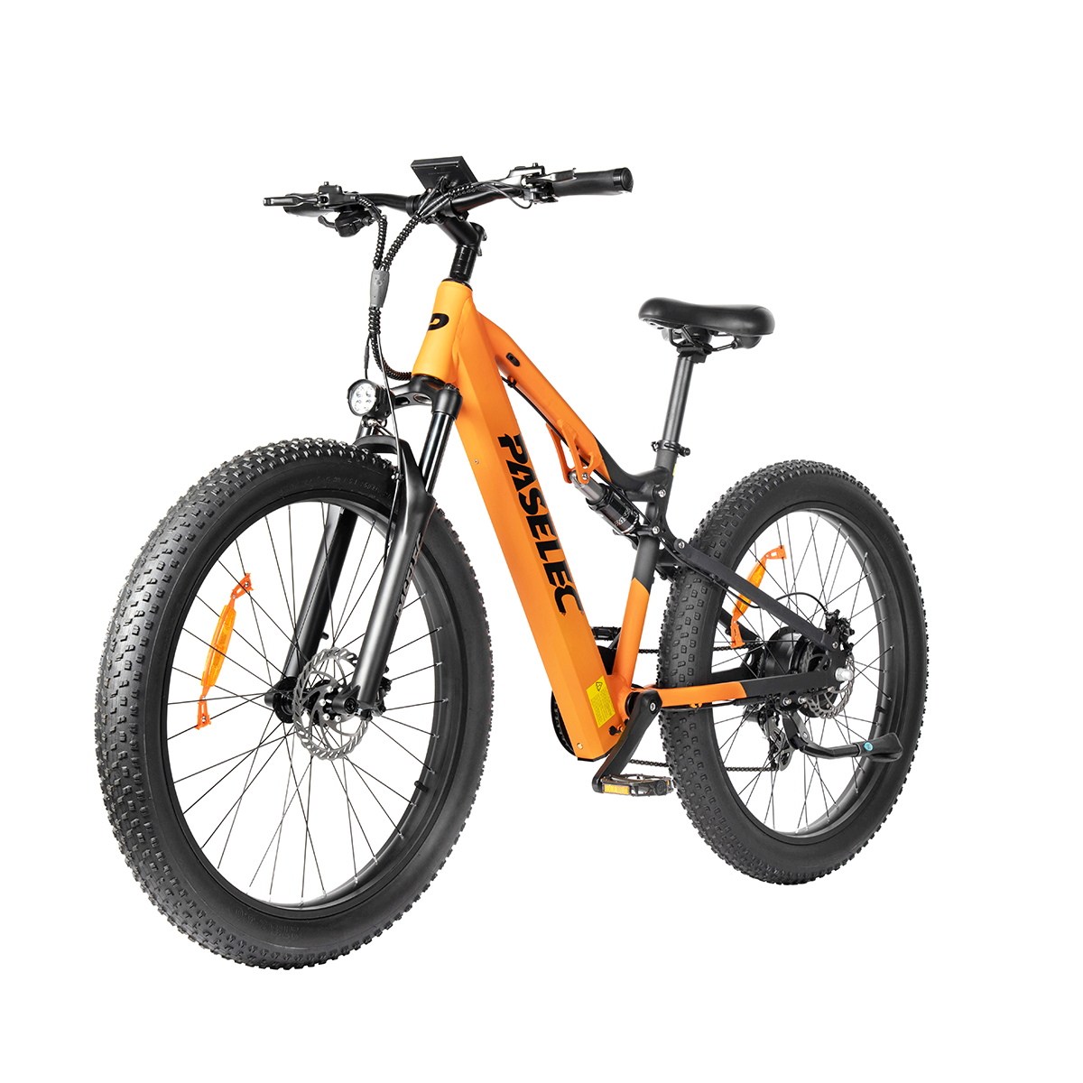 Pomarańczowy rower elektryczny typu fat bike z czarnymi akcentami i amortyzacją jest pokazany na białym tle.