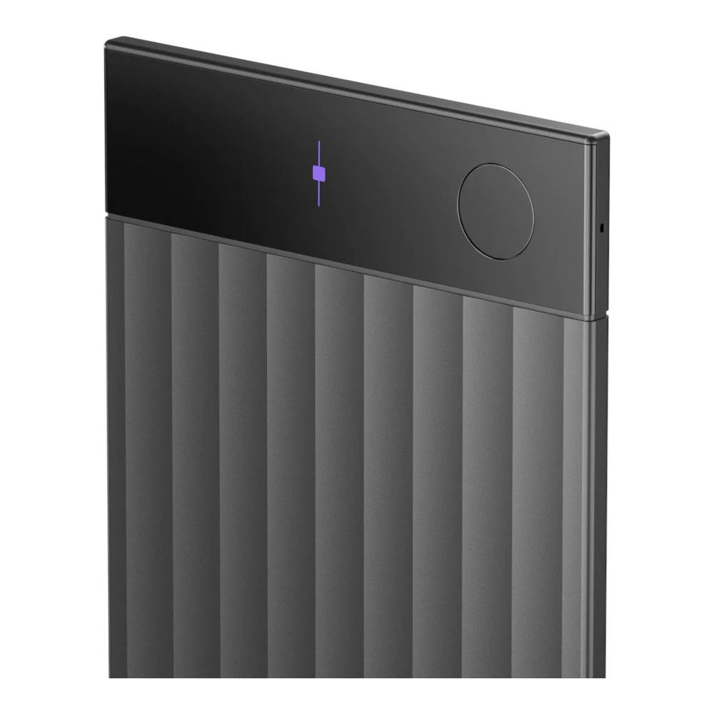 Ciemny, pionowo prążkowany zewnętrzny dysk twardy z czarną górną częścią.